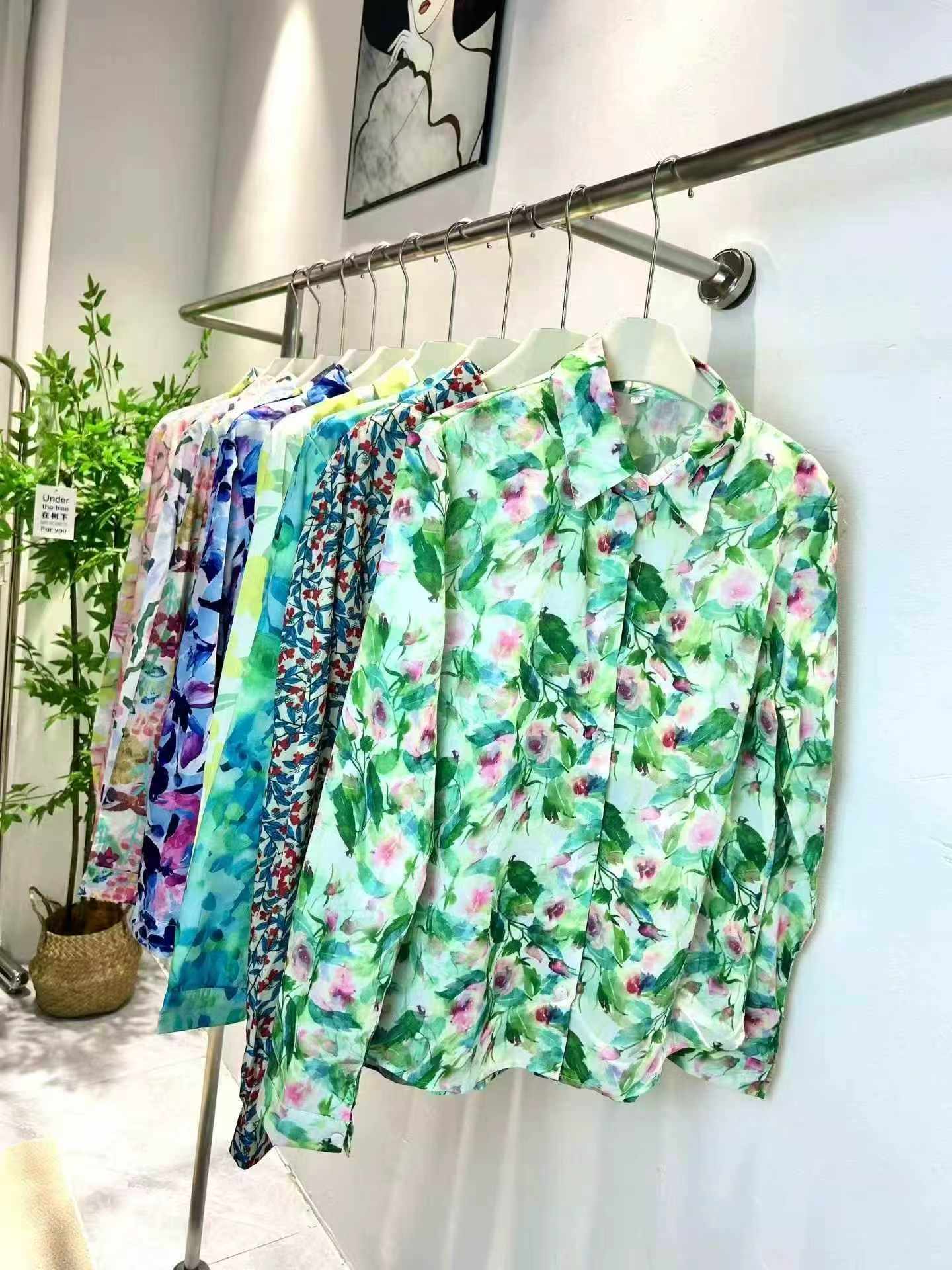 350 Piezas de Camisas de Estilo Francés con Protección Solar y Estampado de Pintura al Óleo - Image 3