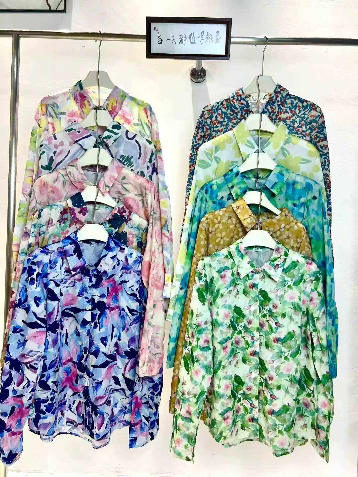 350 Piezas de Camisas de Estilo Francés con Protección Solar y Estampado de Pintura al Óleo - Image 9