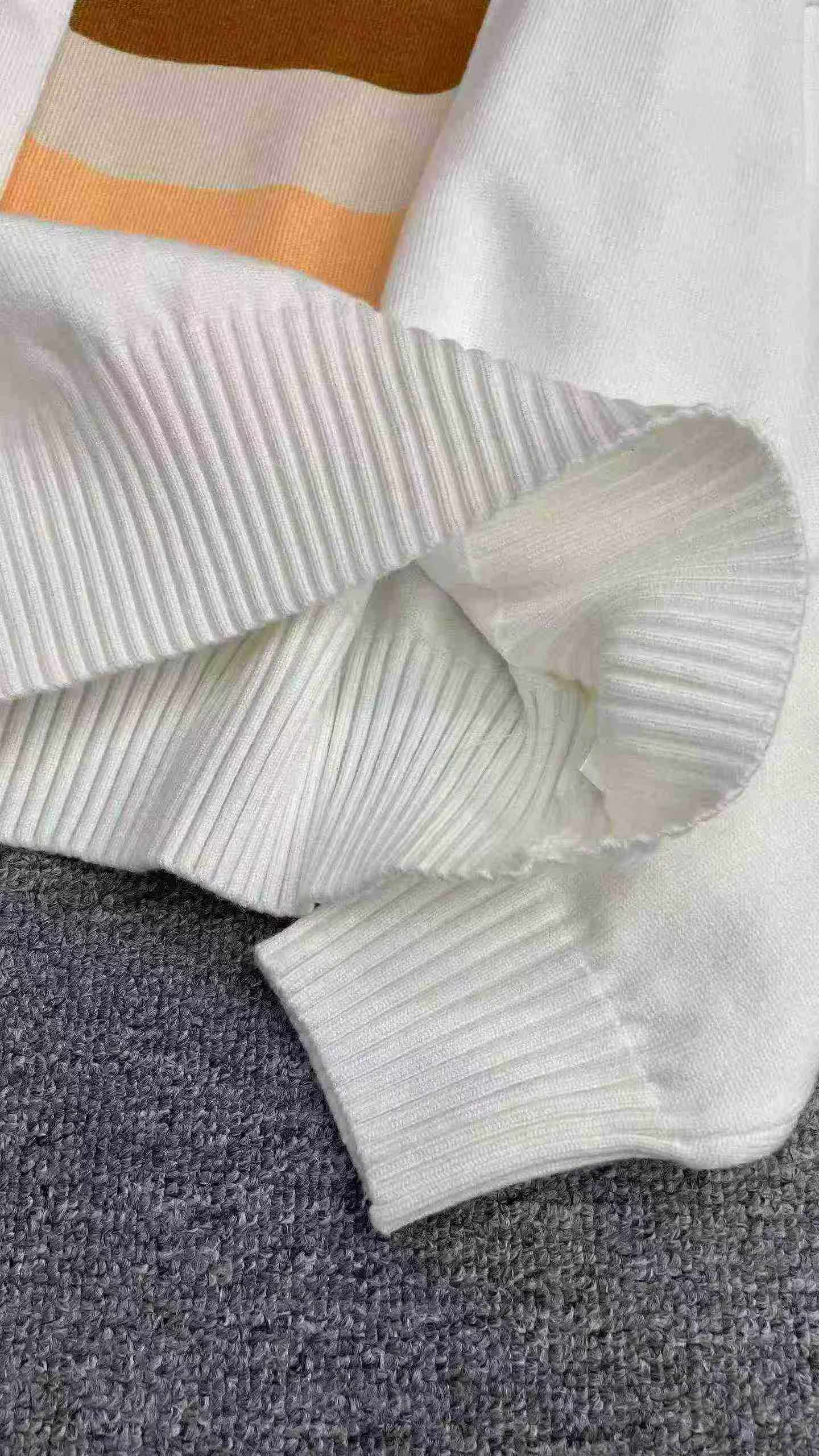 85 Ensembles de deux-pièces à jupe en tricot tweed à l'élégance française - Image 7