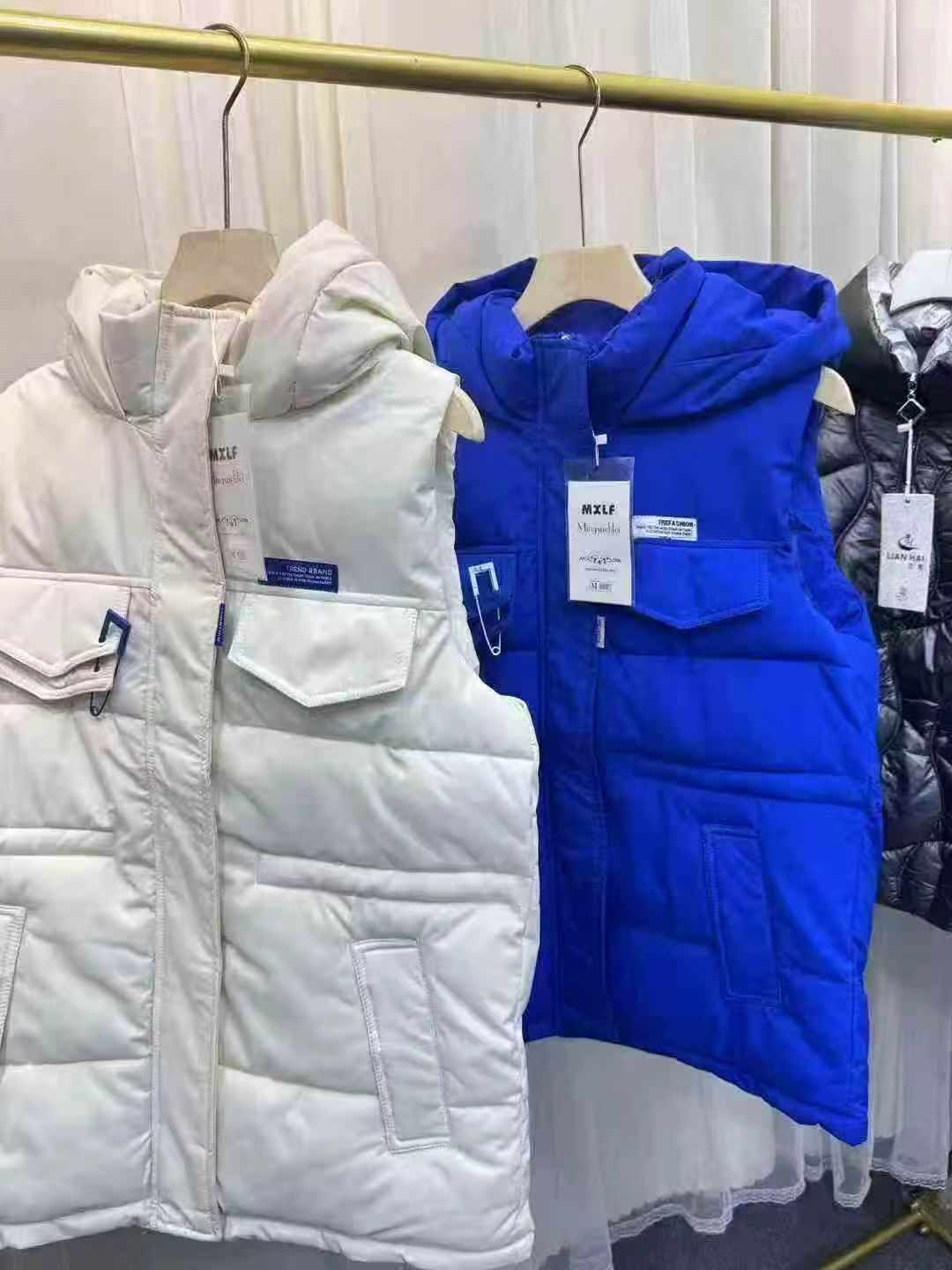 حدود ۱۰۰۰ عدد جلیقه وست پنبه‌ای کاپشن‌دار میان‌قد اسلیم فیت مناسب فصول پاییز و زمستان - Image 3