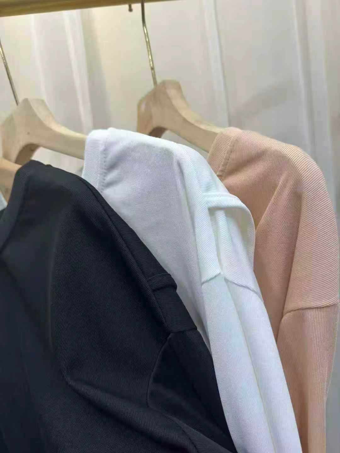 Camiseta de protección solar para mujer, con abertura irregular, longitud media, manga media y cordón ajustable, aproximadamente 500 piezas - Image 9