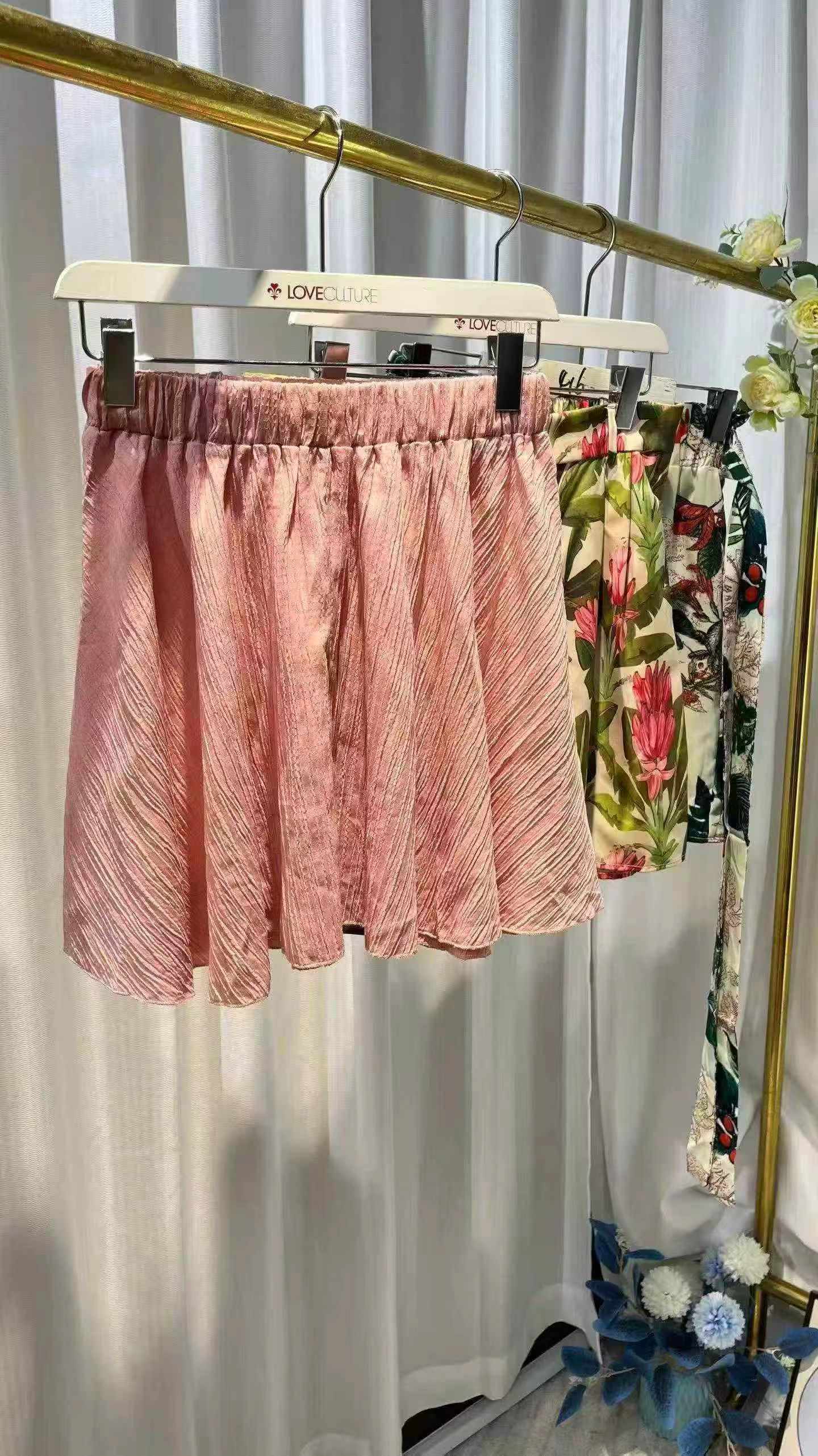Cerca de 178 Peças de Shorts e Saias Femininas - Image 2