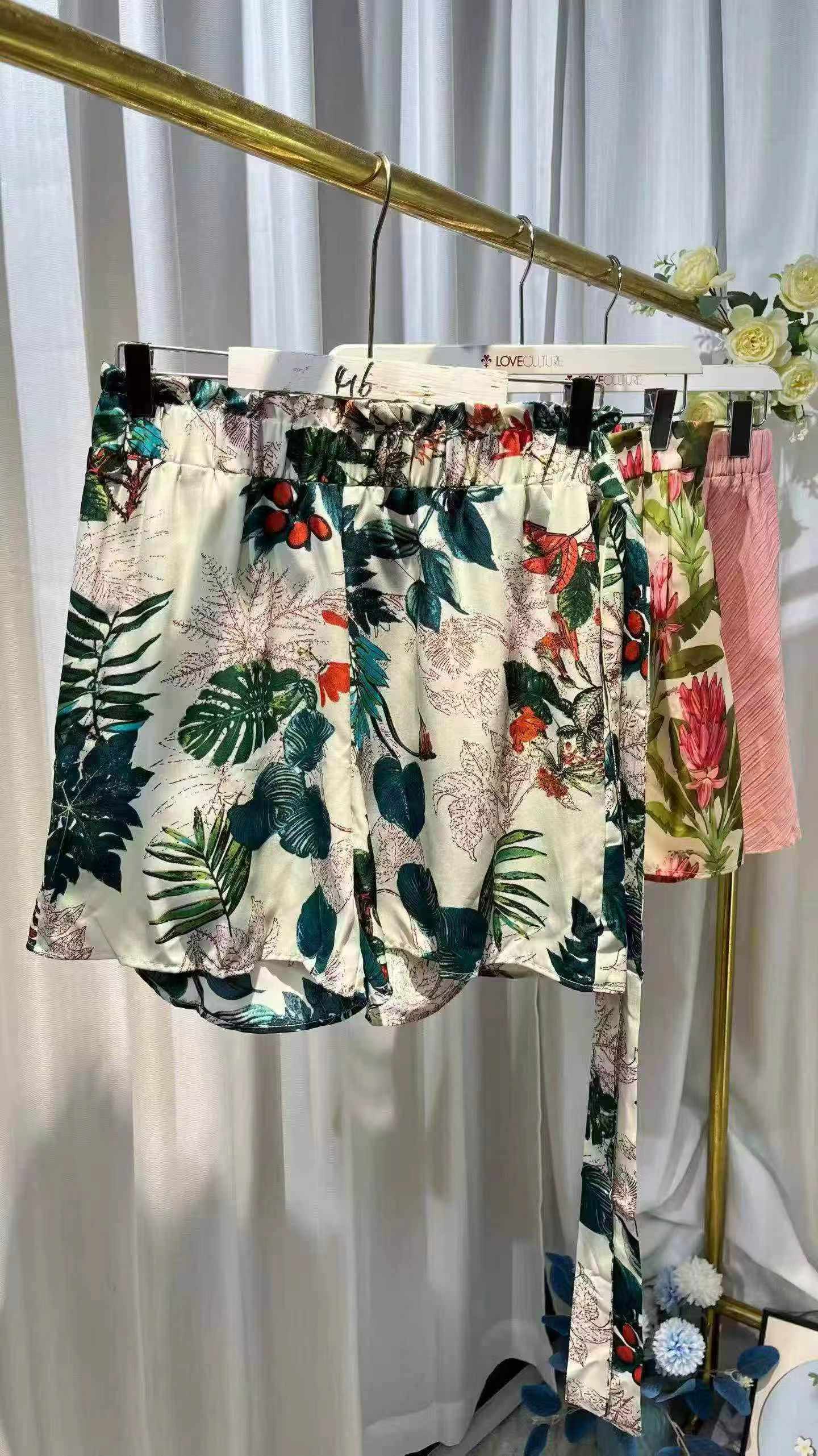 Cerca de 178 Peças de Shorts e Saias Femininas - Image 5