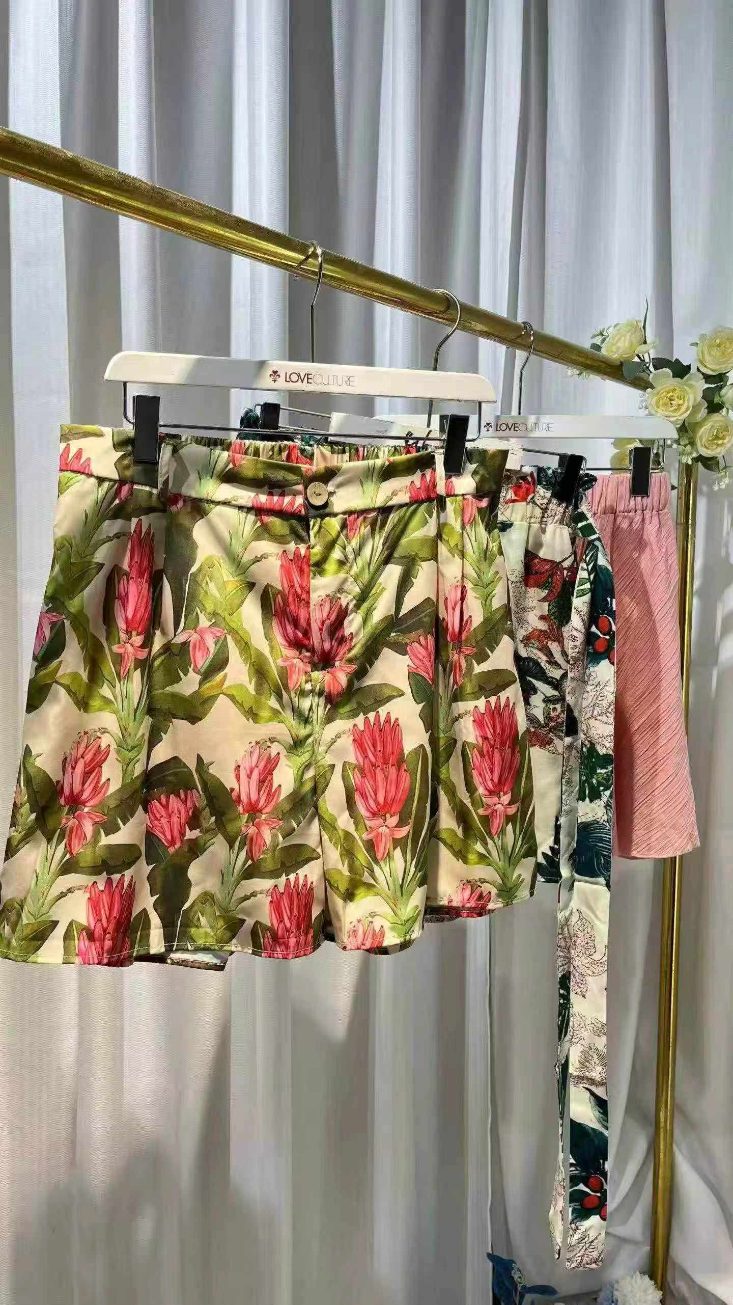 Cerca de 178 Peças de Shorts e Saias Femininas - Image 7
