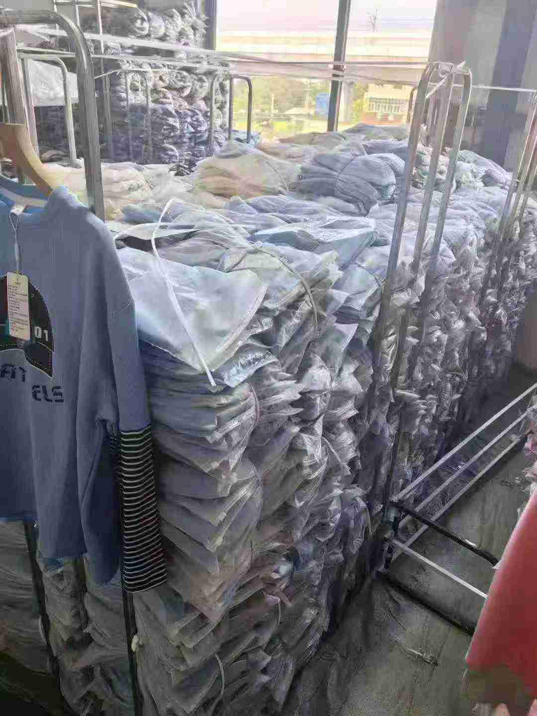 Tops de punto de marca para niños mayores con efecto de dos piezas, aproximadamente 1600 piezas - Image 9