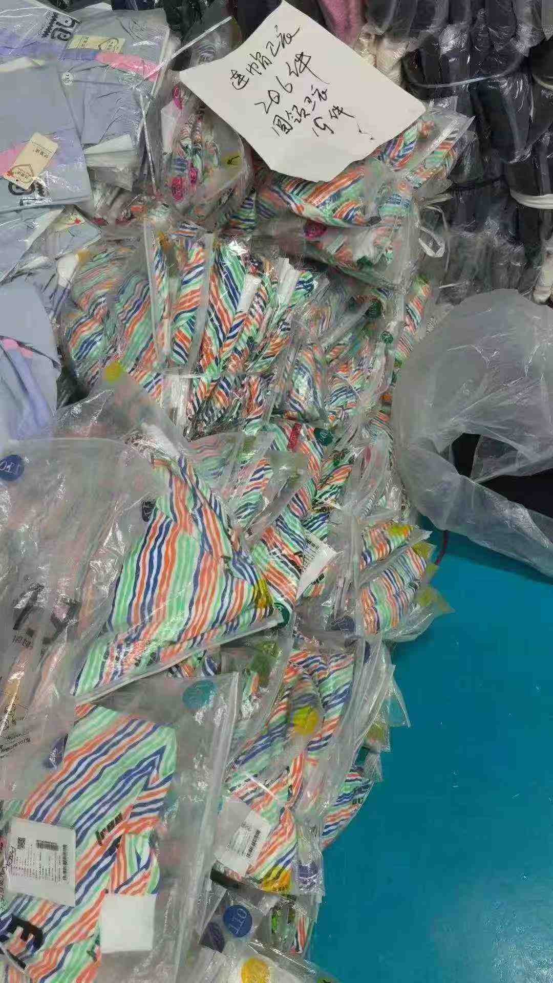 210 Pcs Older Kids Hooded Sweatshirts - Image 6