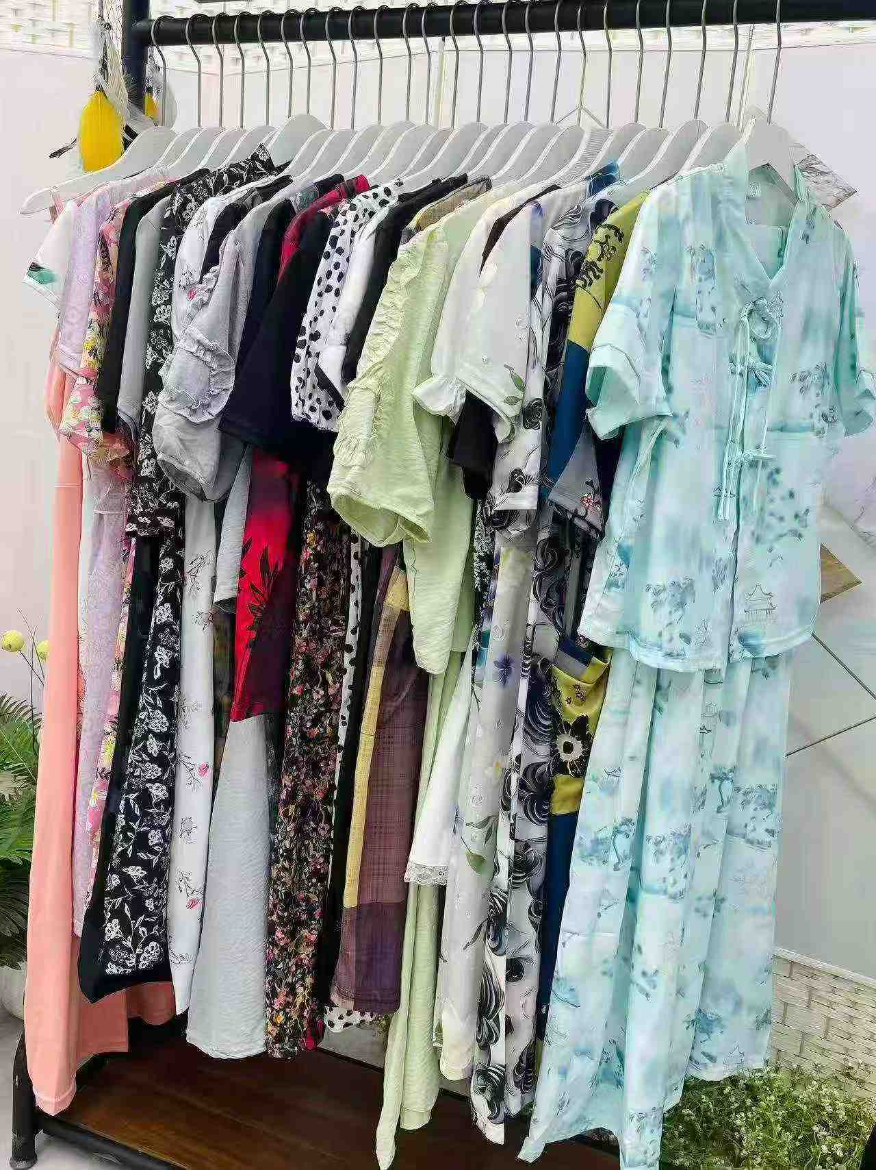 دسته کامل کوچک پیراهن‌های زنانه، ۴۲۸۲ عدد حراج نهایی - Image 7