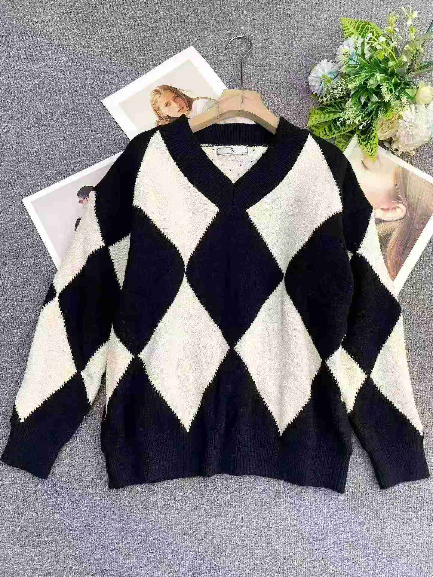 130 Pieces Recycled Argyle V-neck Loose Cashmere Sweaters - Image 2