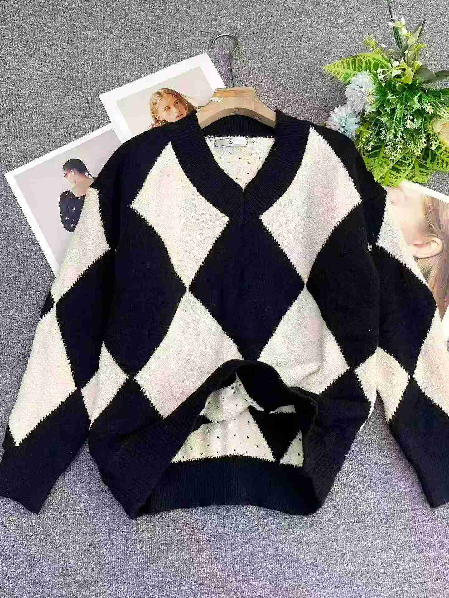 130 Pieces Recycled Argyle V-neck Loose Cashmere Sweaters - Image 3