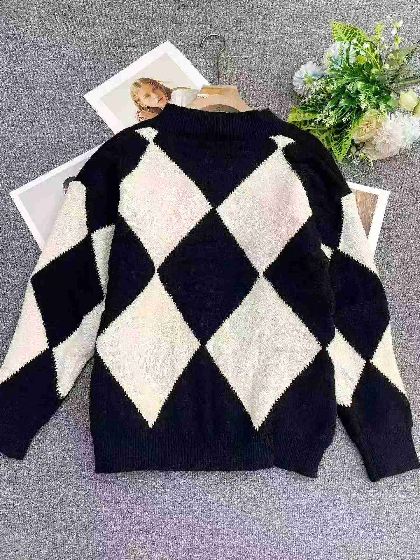 130 Pieces Recycled Argyle V-neck Loose Cashmere Sweaters - Image 4