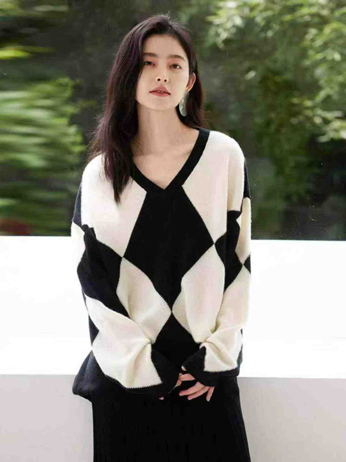 130 Pieces Recycled Argyle V-neck Loose Cashmere Sweaters - Image 5
