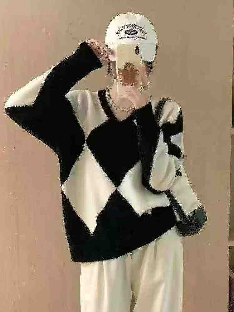 130 Pieces Recycled Argyle V-neck Loose Cashmere Sweaters - Image 6