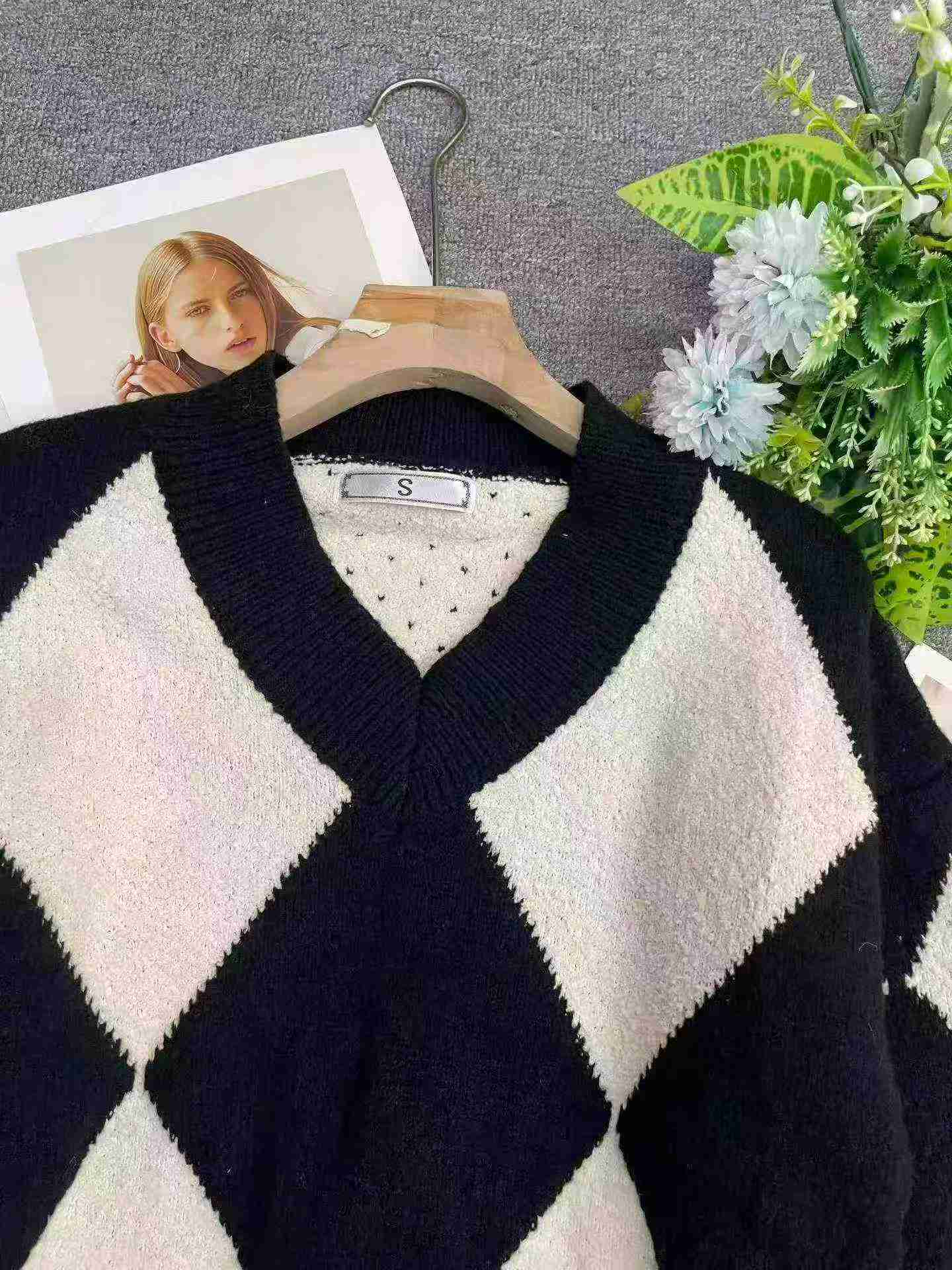 130 Pieces Recycled Argyle V-neck Loose Cashmere Sweaters - Image 7