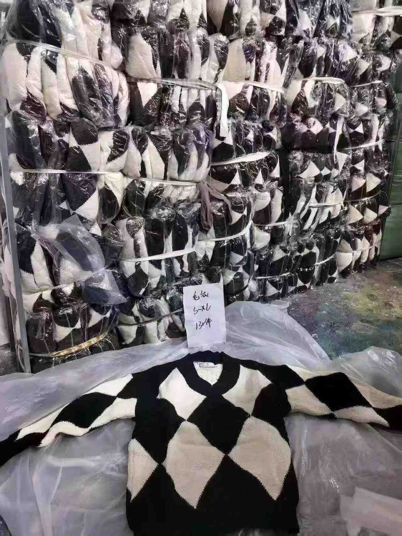 130 Pieces Recycled Argyle V-neck Loose Cashmere Sweaters - Image 9