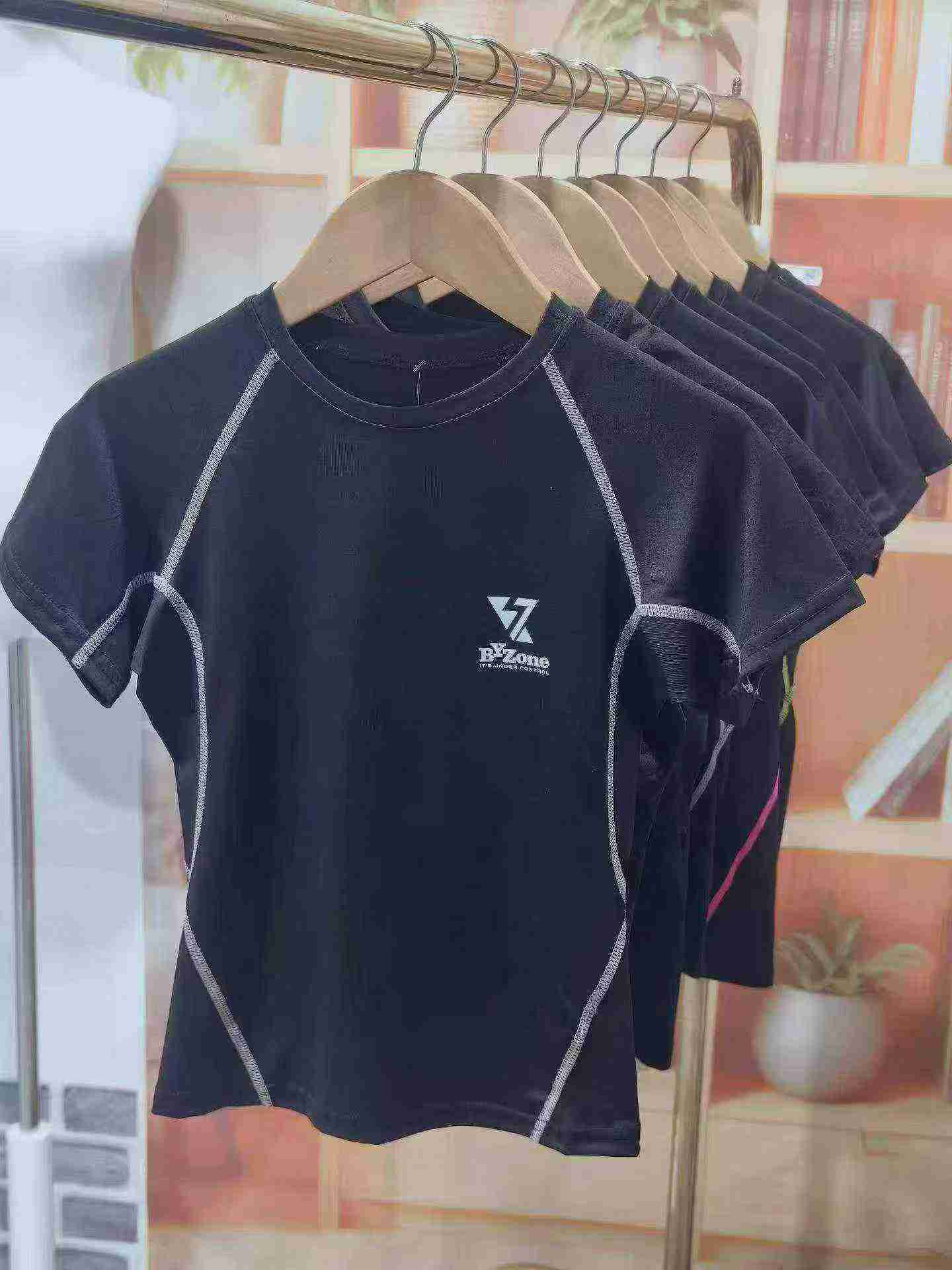 Około 370 sztuk dziecięcych sportowych T-shirtów z krótkimi rękawami w dużych rozmiarach - Image 6