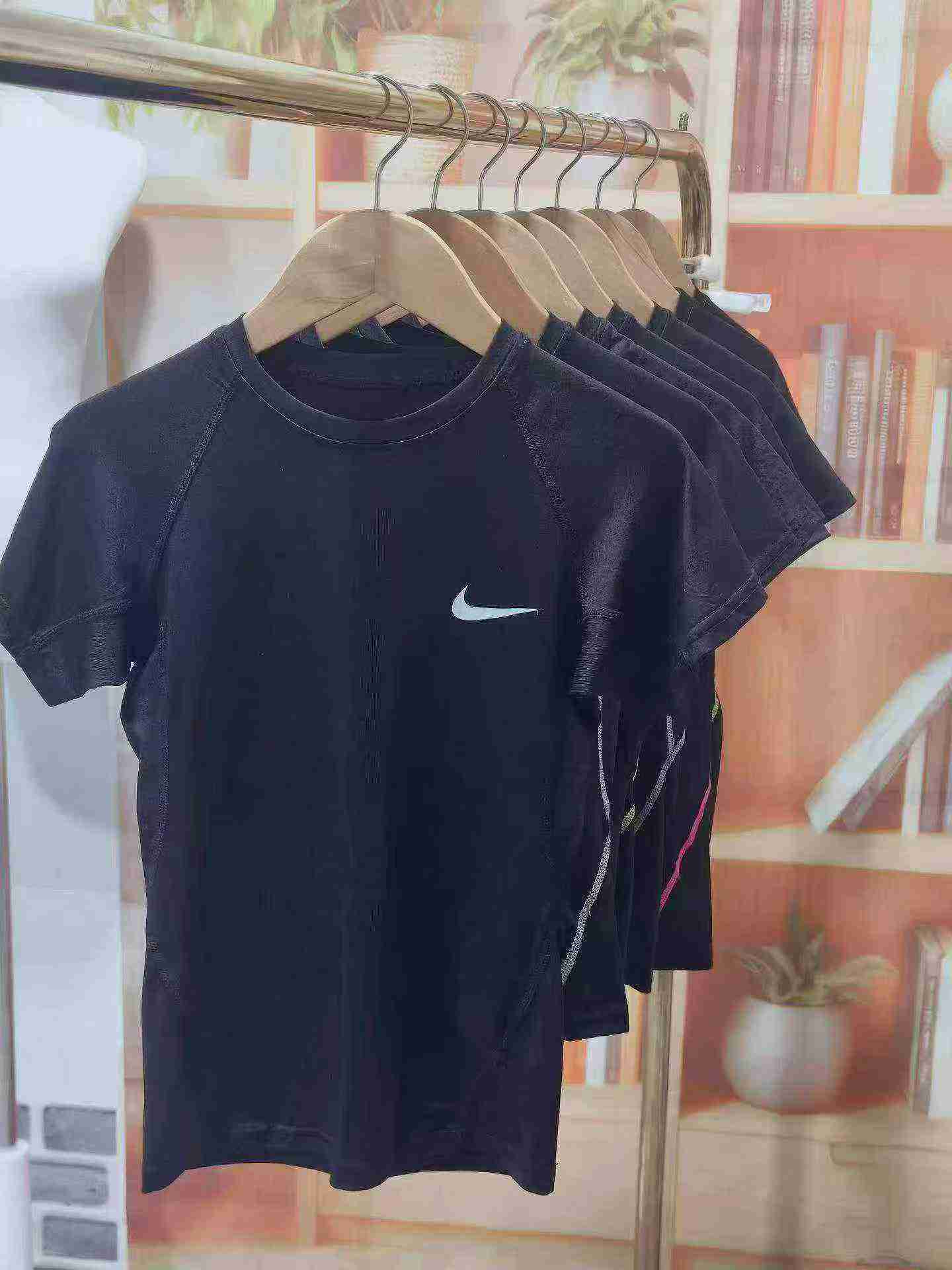 Około 370 sztuk dziecięcych sportowych T-shirtów z krótkimi rękawami w dużych rozmiarach - Image 7