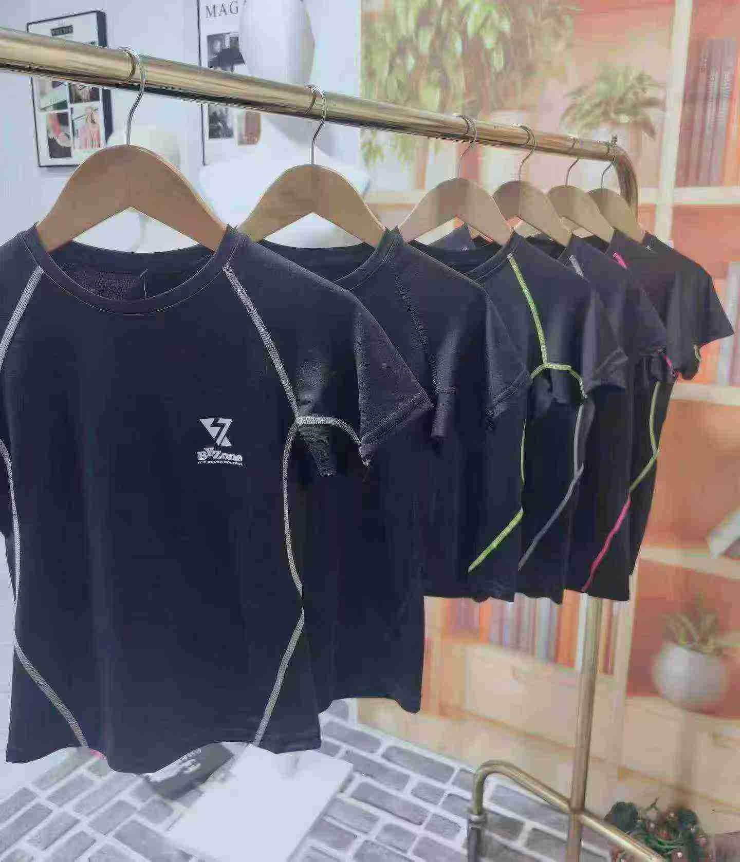 Około 370 sztuk dziecięcych sportowych T-shirtów z krótkimi rękawami w dużych rozmiarach - Image 8