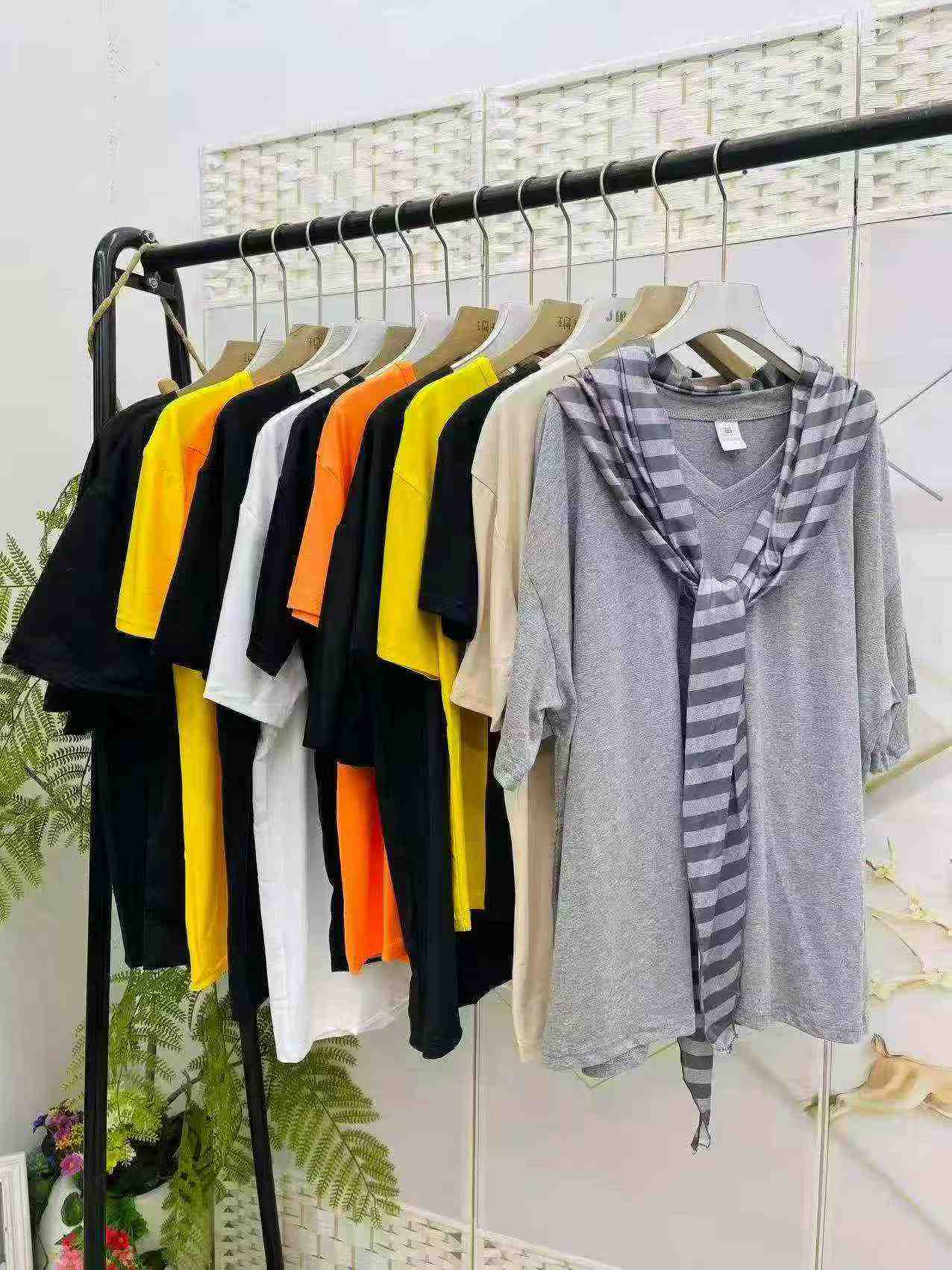 Women's Short Sleeve T-shirts, Total 857 Pieces - Image 5