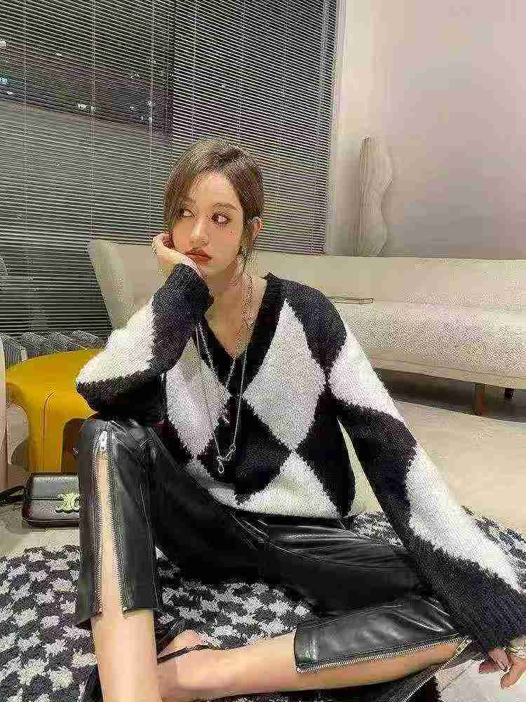 130 Pieces Recycled Argyle V-neck Loose Cashmere Sweaters - Image 1