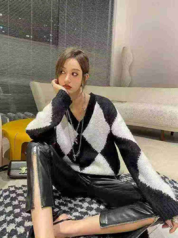 130 Pieces Recycled Argyle V-neck Loose Cashmere Sweaters - Image 1