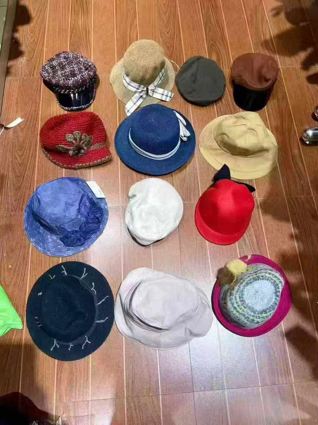 Sekitar 7000 Buah Topi Campuran Kualitas Tinggi - Image 4