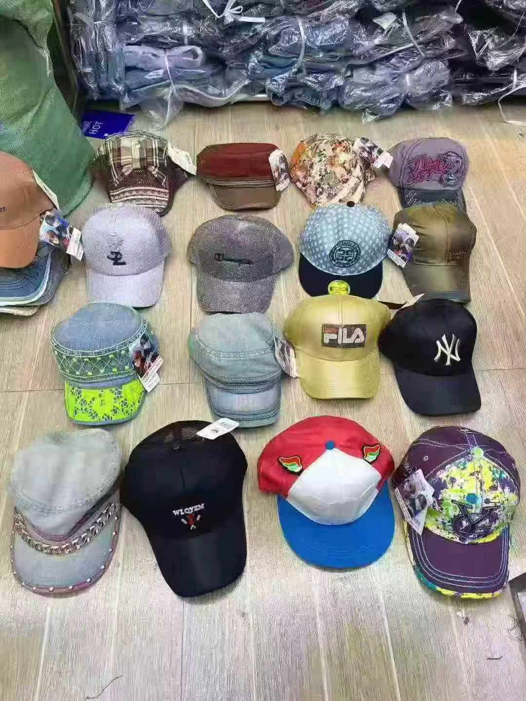 Sekitar 7000 Buah Topi Campuran Kualitas Tinggi - Image 6