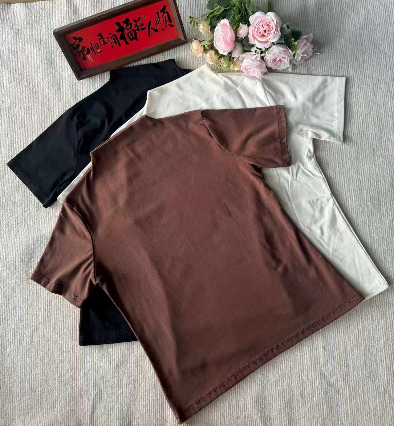 T-shati ya Mikono Mifupi ya Wanawake ya Mtindo wa Kikorea, Imetengenezwa kwa Pamba yenye Mistari, Shingo ya Juu Iliyofungwa, Rangi 3, Ukubwa S hadi 2XL, Vipande 1260, Ufungaji wa Kila Kimoja - Image 3