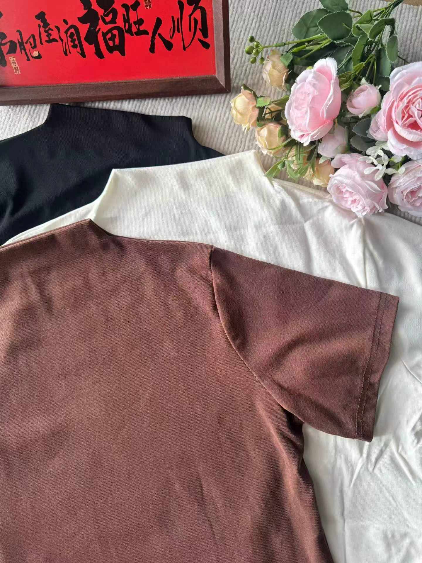 T-shati ya Mikono Mifupi ya Wanawake ya Mtindo wa Kikorea, Imetengenezwa kwa Pamba yenye Mistari, Shingo ya Juu Iliyofungwa, Rangi 3, Ukubwa S hadi 2XL, Vipande 1260, Ufungaji wa Kila Kimoja - Image 5