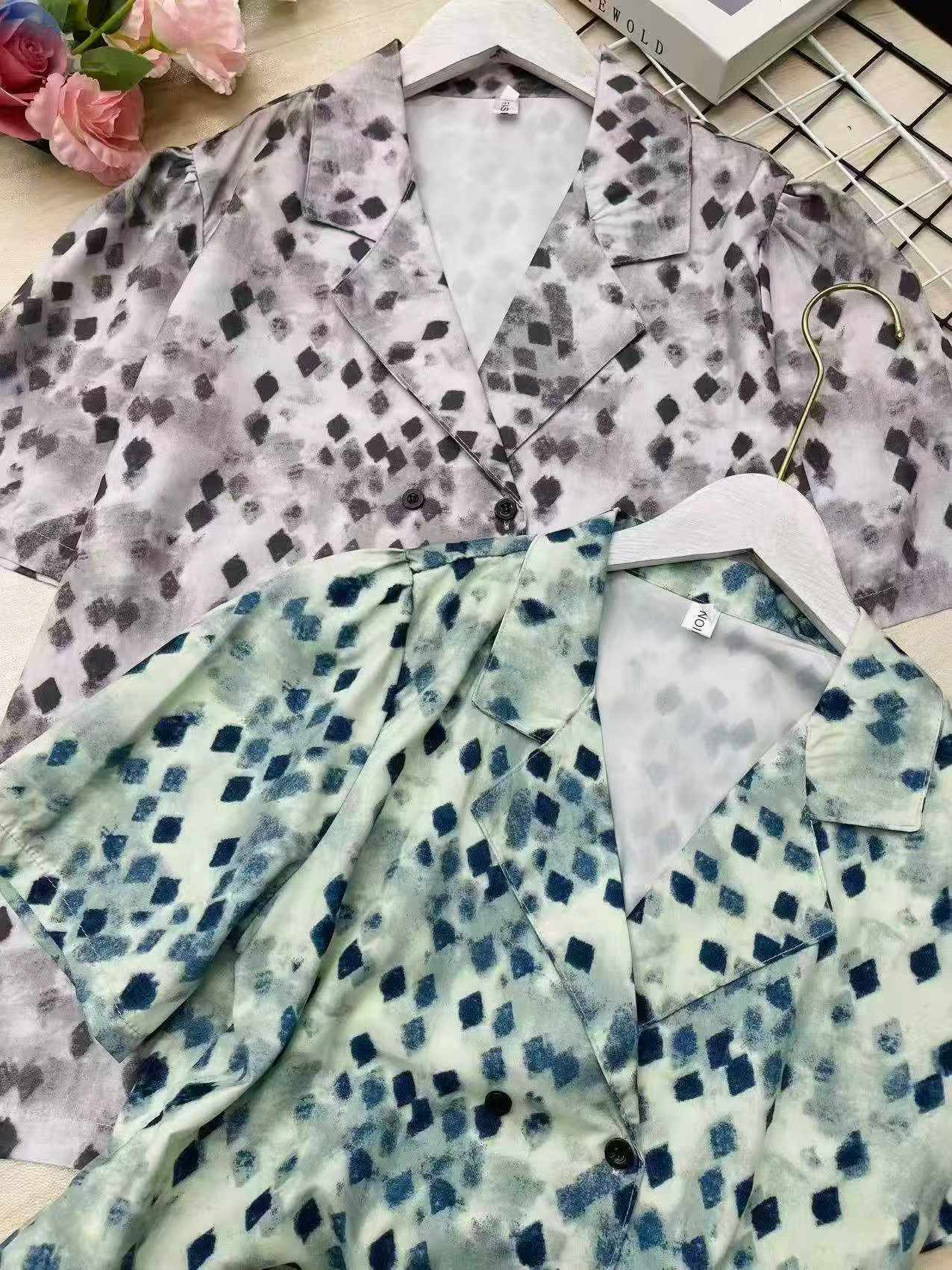 Yangi Gonkong uslubidagi retro qisqa yengli ko'ylaklar, jami 831 dona - Image 2