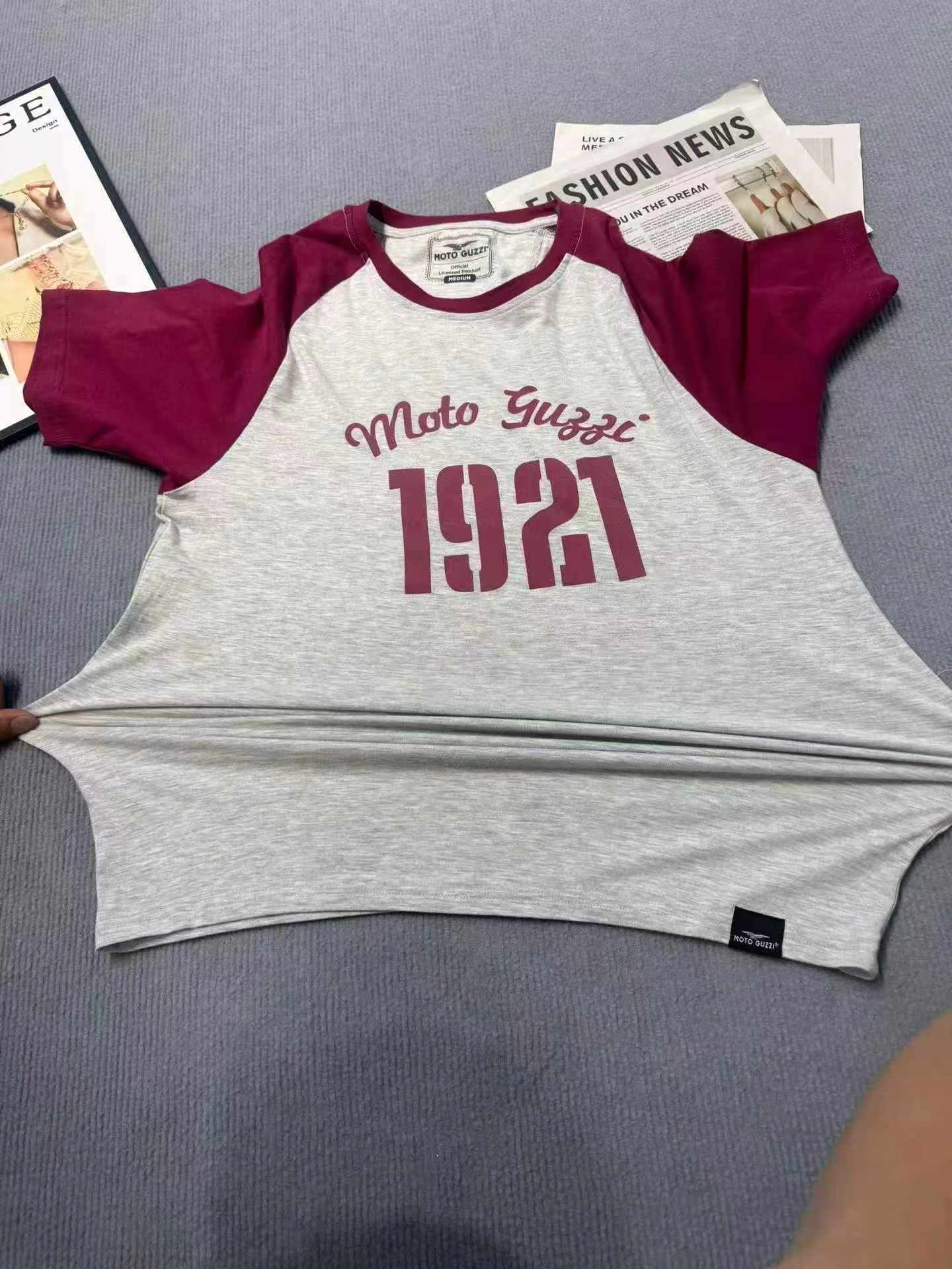 Takriban vipande 1000 vya Fulana za Mikono Mifupi za Wanaume za Mtindo wa Kiamerika, zilizotengenezwa kwa Pamba Raglan, zilizodarizwa na kuchapishwa - Image 6