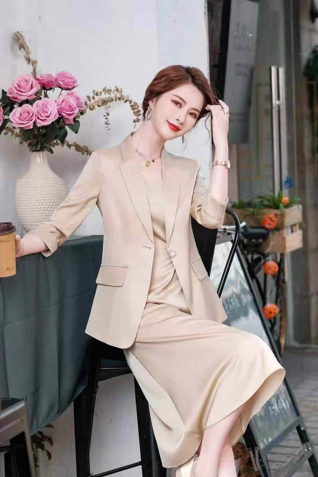 High Quality Women's Mid-sleeve Blazer, 2 Colors, S-4XL, 340 Pieces, Factory Original Packaging - Image 2