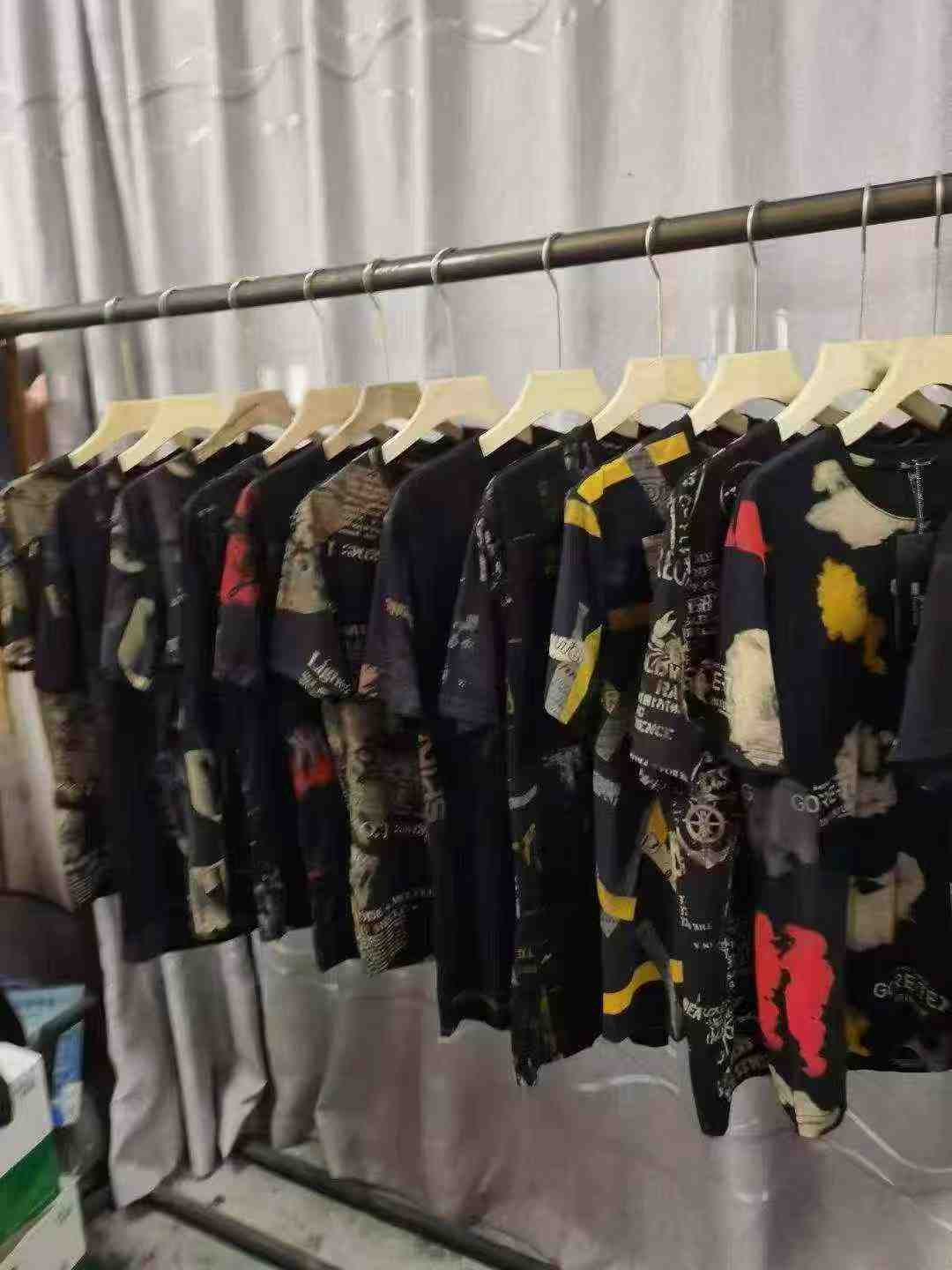 Around 580pcs European American Trendy Summer Men's Printed Tops - Image 3