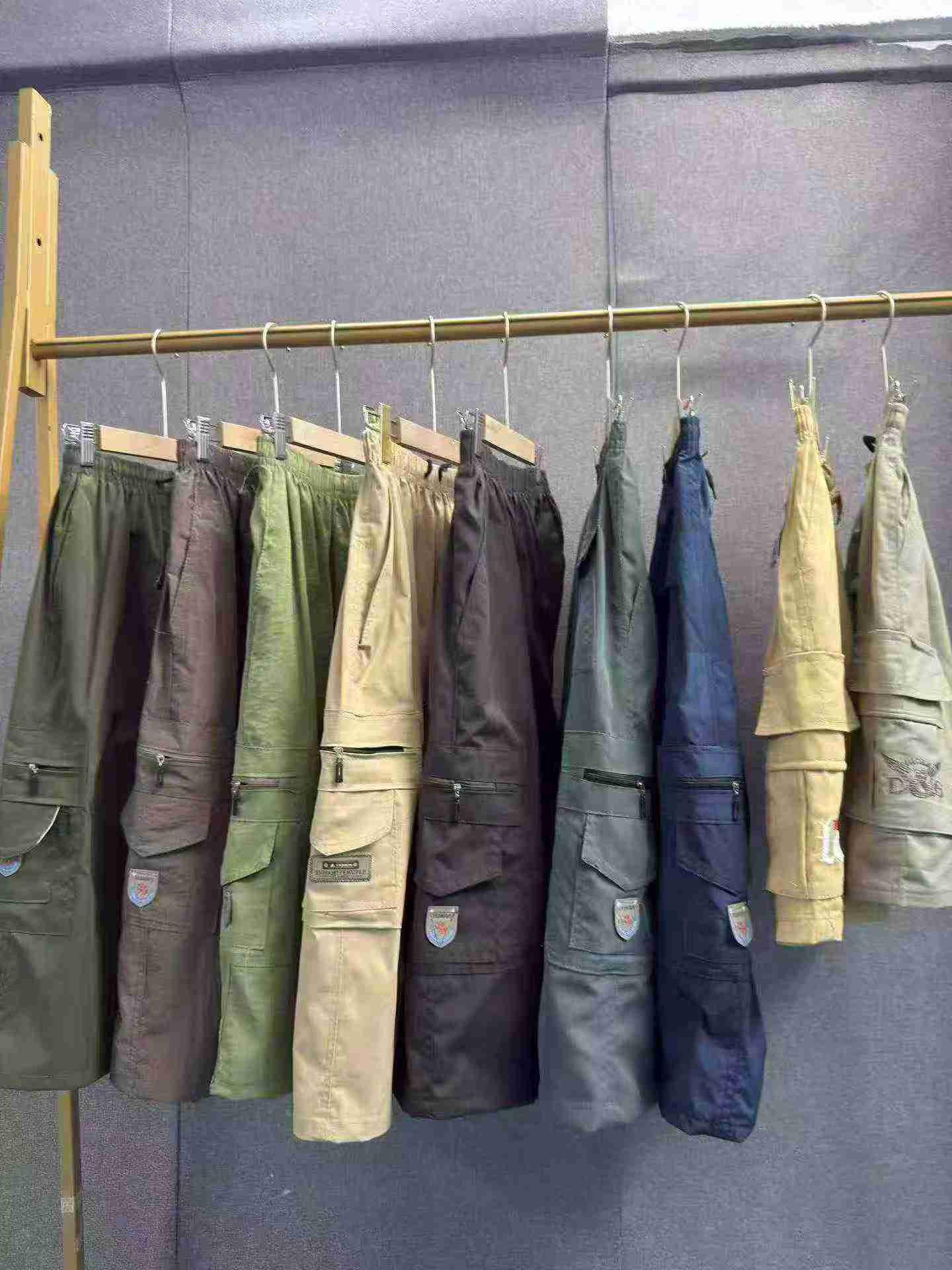 Environ 8880 pièces de pantalons de travail décontractés d'été pour hommes, amples en coton, multipoches et de longueur coupée au-dessus de la cheville - Image 2