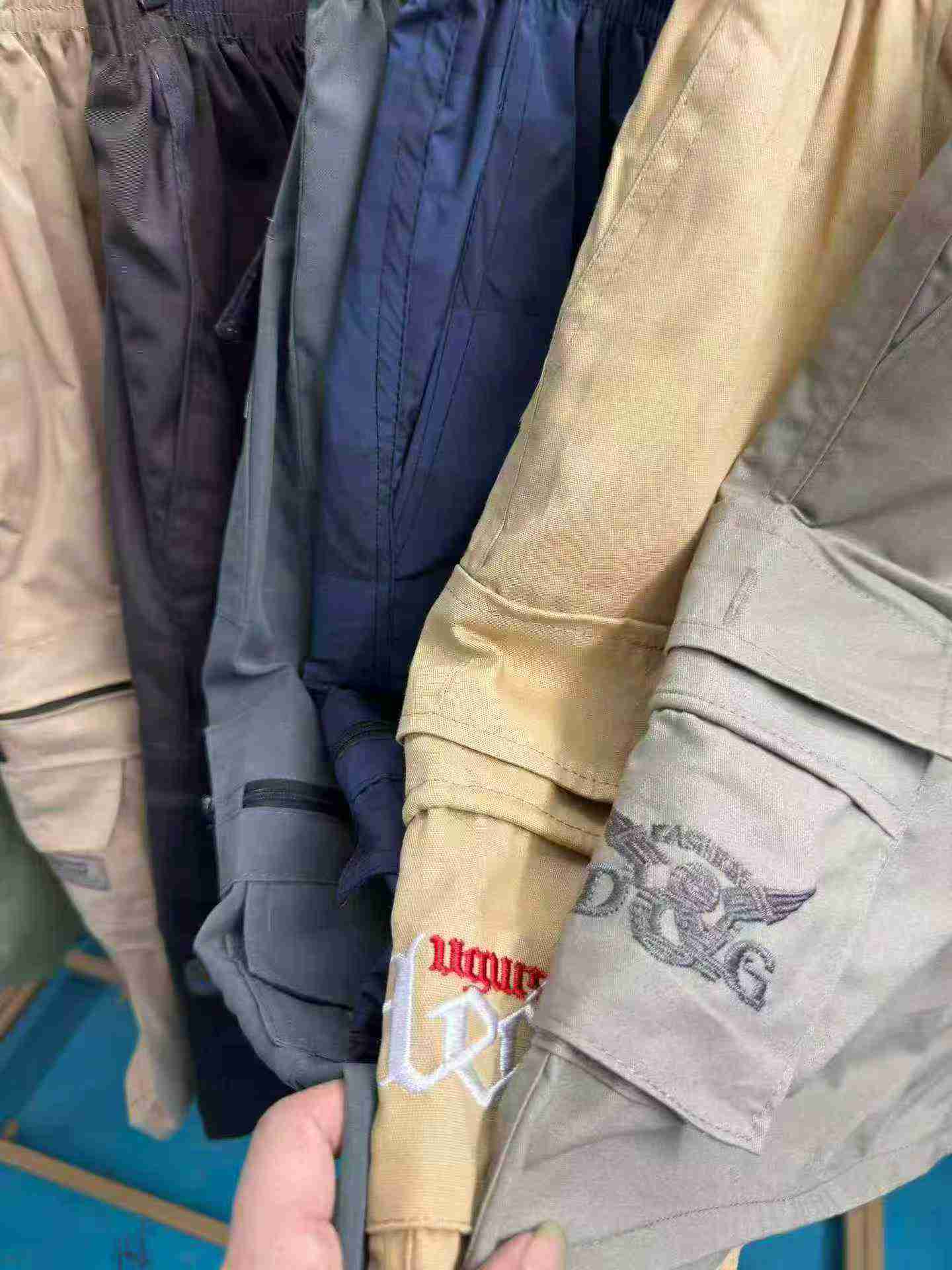 Environ 8880 pièces de pantalons de travail décontractés d'été pour hommes, amples en coton, multipoches et de longueur coupée au-dessus de la cheville - Image 3