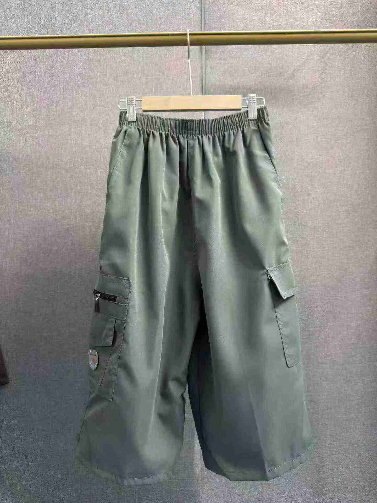 Environ 8880 pièces de pantalons de travail décontractés d'été pour hommes, amples en coton, multipoches et de longueur coupée au-dessus de la cheville - Image 7