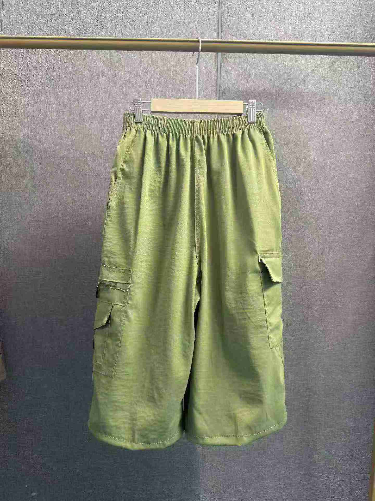 Environ 8880 pièces de pantalons de travail décontractés d'été pour hommes, amples en coton, multipoches et de longueur coupée au-dessus de la cheville - Image 9