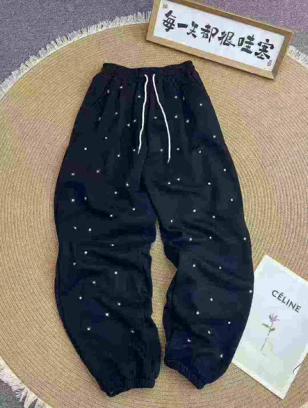 Pantalones de sudadera de estilo coreano con abundante pedrería, forro de felpa y puños ajustados, 580 piezas - Image 3