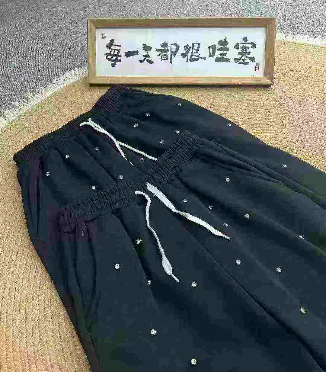 Pantalones de sudadera de estilo coreano con abundante pedrería, forro de felpa y puños ajustados, 580 piezas - Image 4