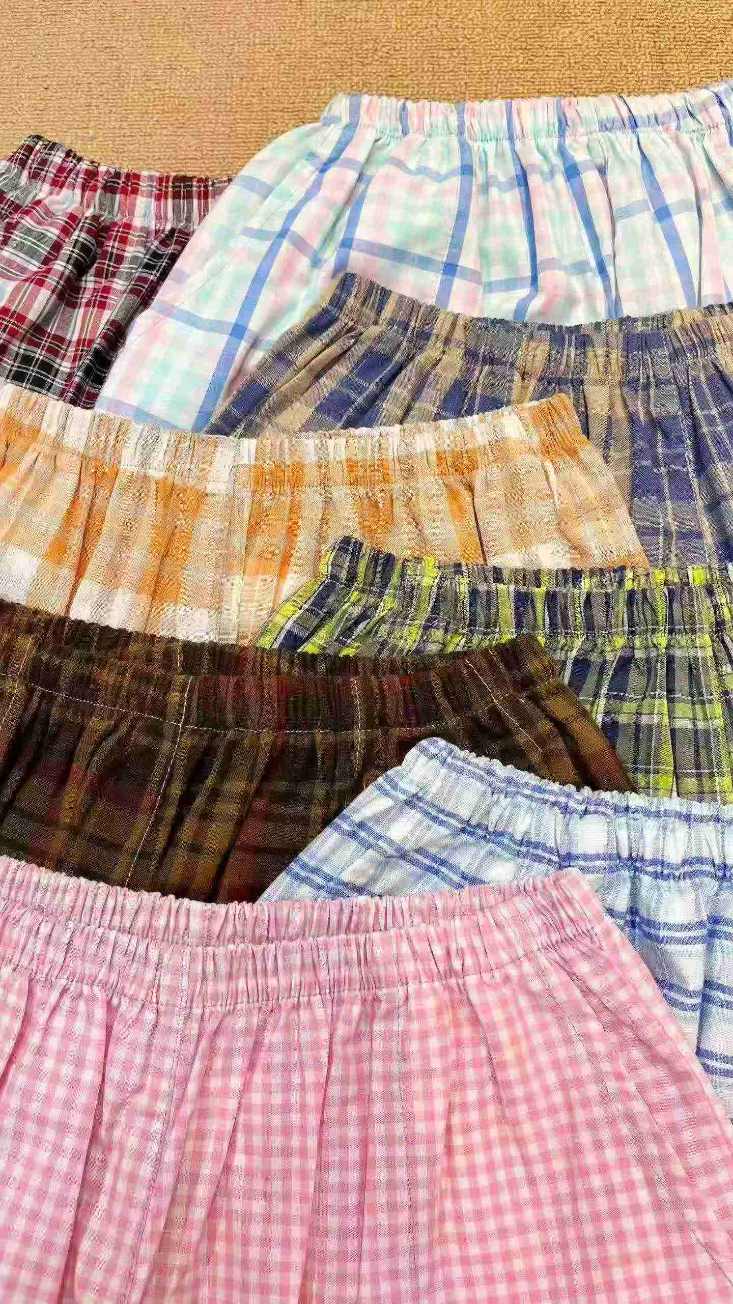 About 560 Pcs Women's Cotton Plaid Loose Beach Shorts One Size - Image 2
