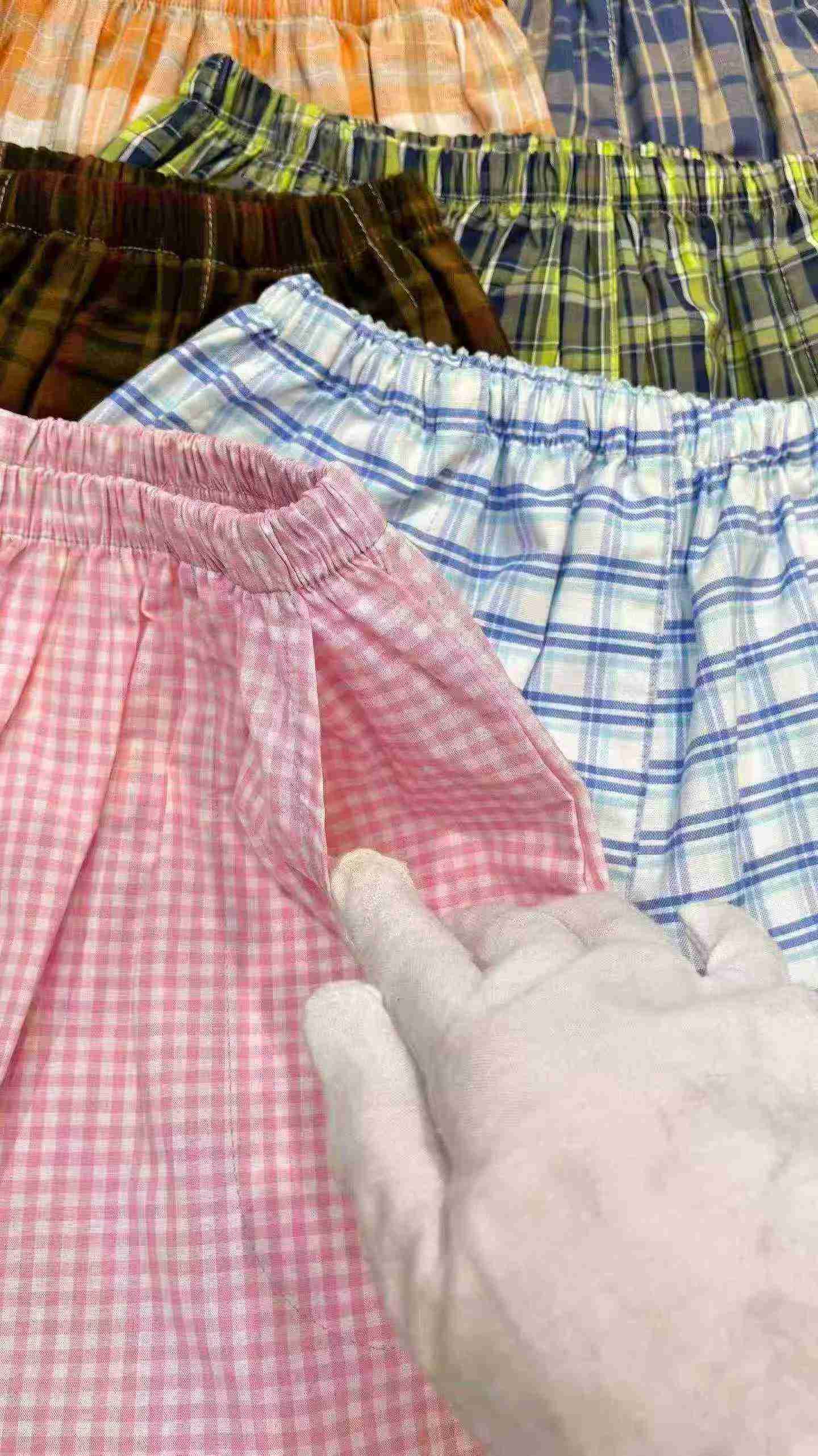 About 560 Pcs Women's Cotton Plaid Loose Beach Shorts One Size - Image 3