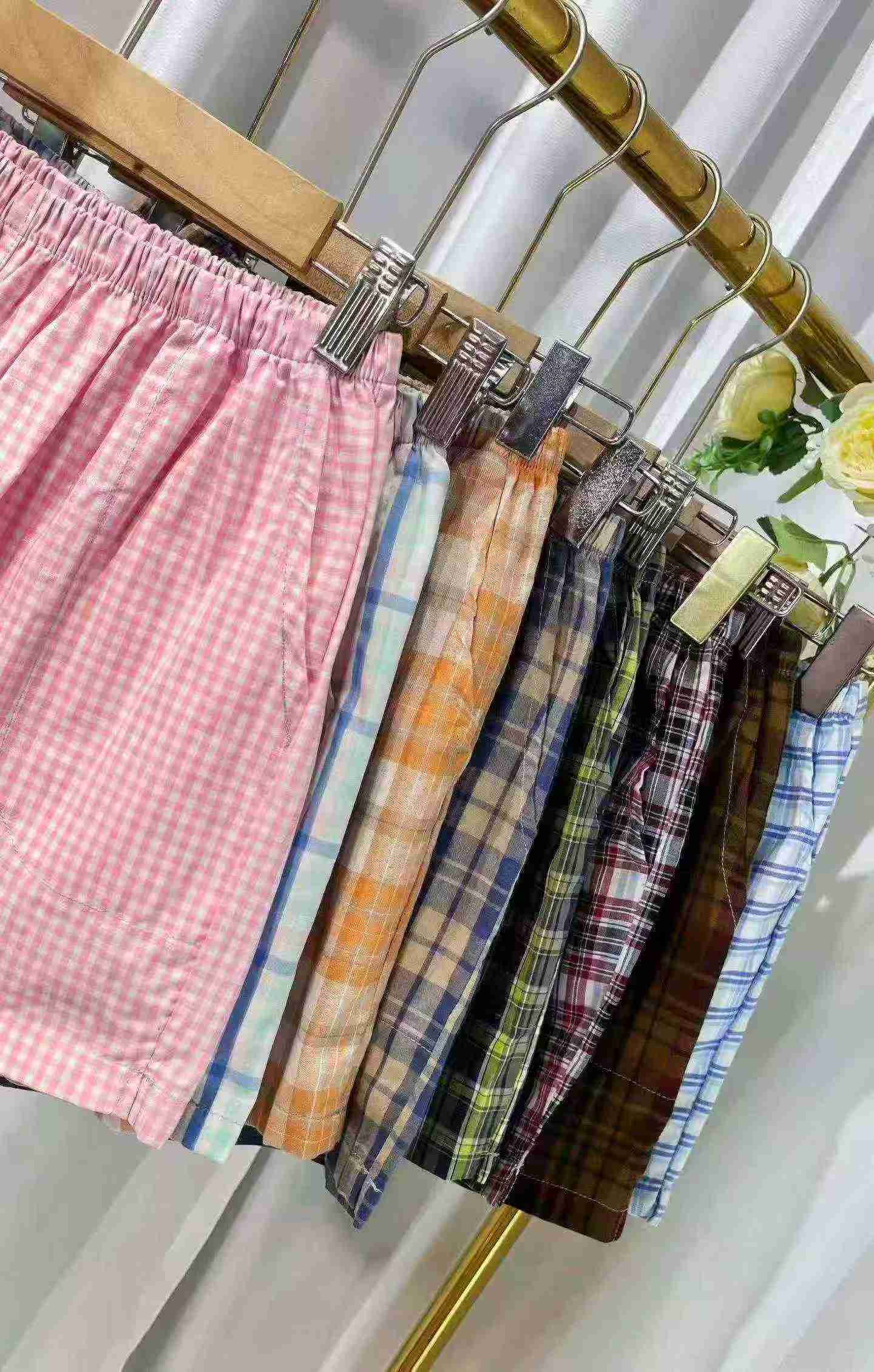 About 560 Pcs Women's Cotton Plaid Loose Beach Shorts One Size - Image 9