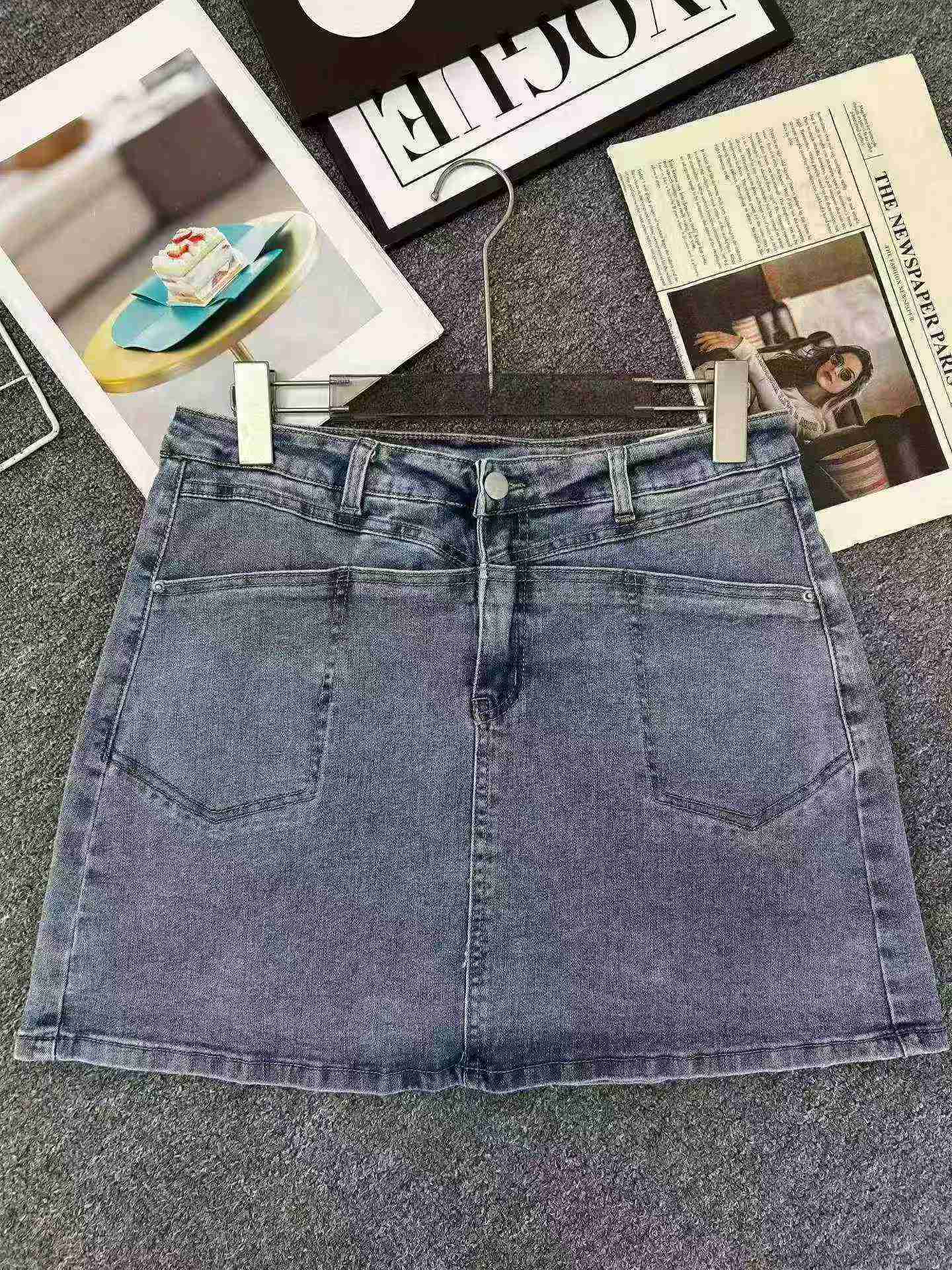 325 pièces de jupes en jean coupe A rétro slim à taille haute à haute élasticité - Image 4