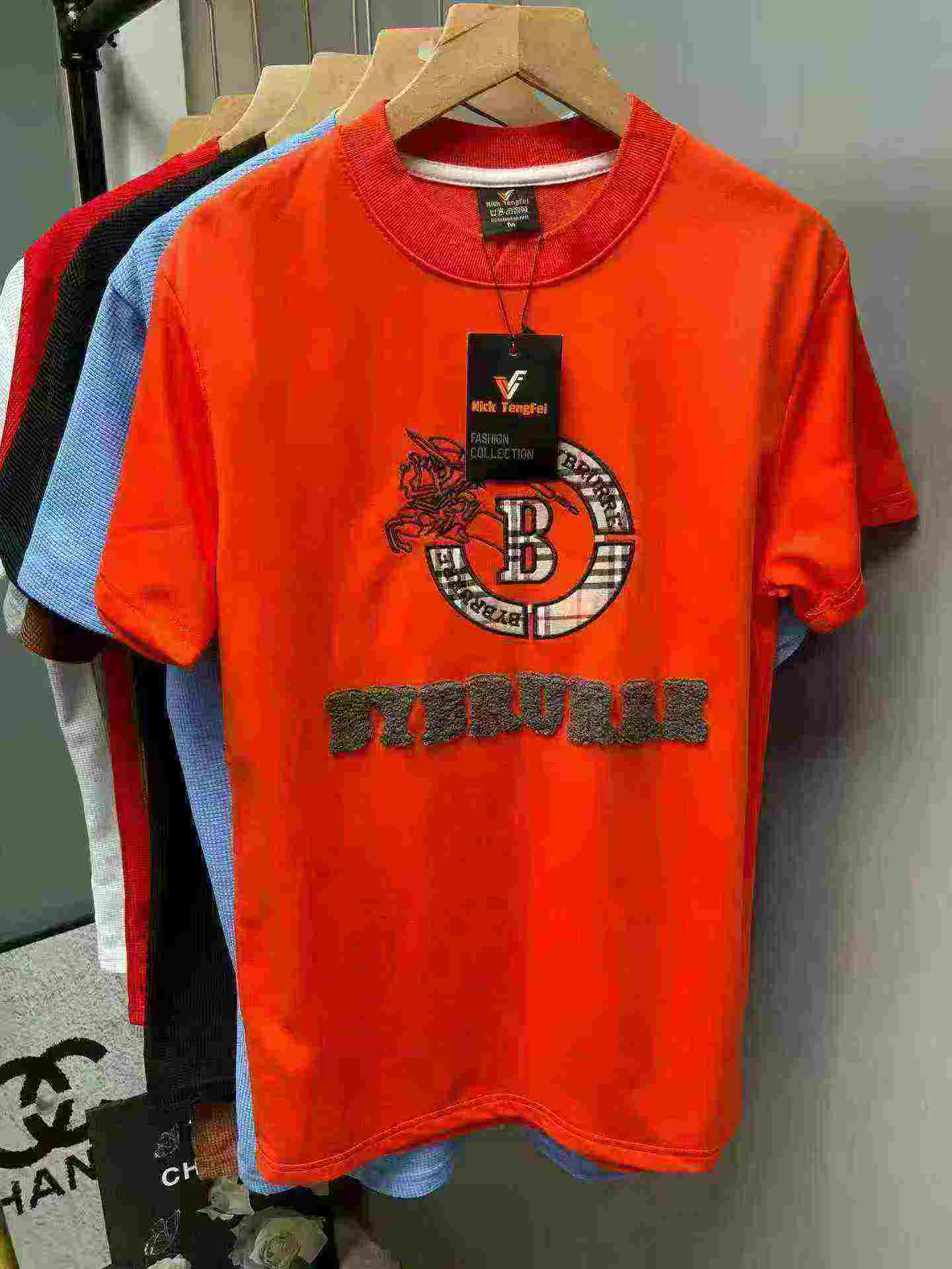8000 Peças de Camisetas Masculinas de Marca Flocadas - Image 4
