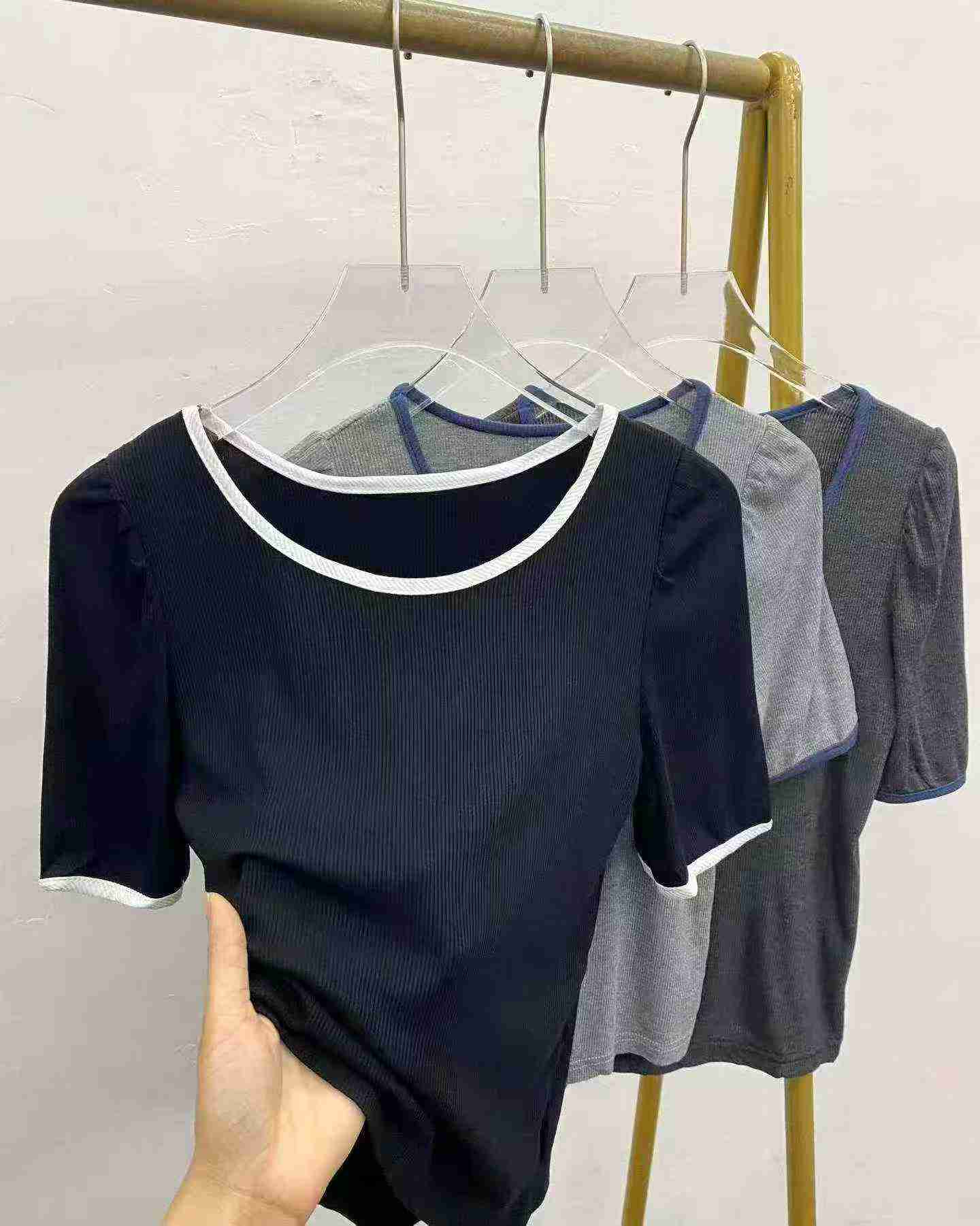 495 ชิ้น เสื้อยืดแขนสั้นสีพื้นดีไซน์เรียบง่าย ใช้งานได้หลากหลาย - Image 2