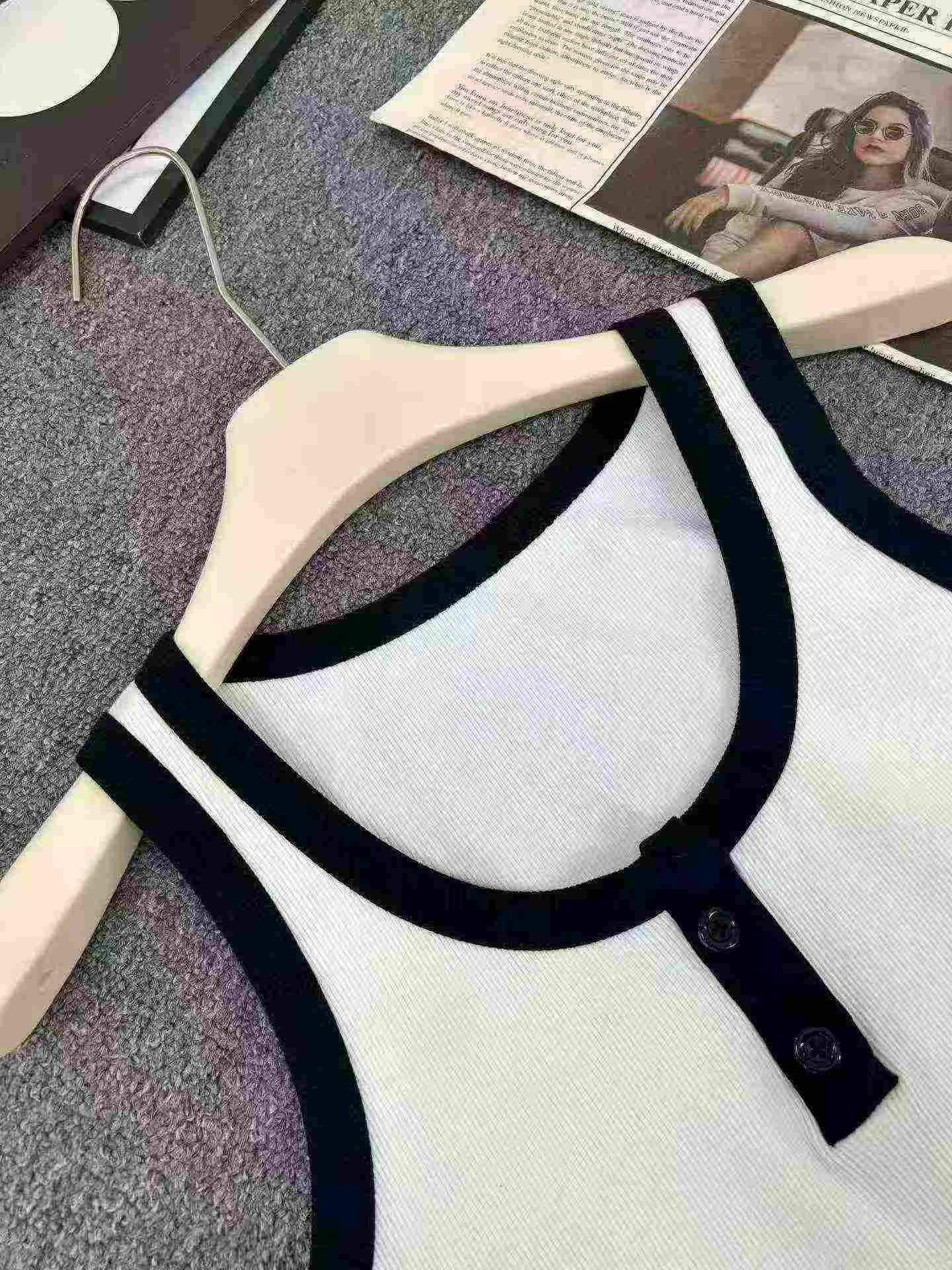 Damski dopasowany top w stylu koreańskim z kontrastowymi guzikami, 581 sztuk - Image 9