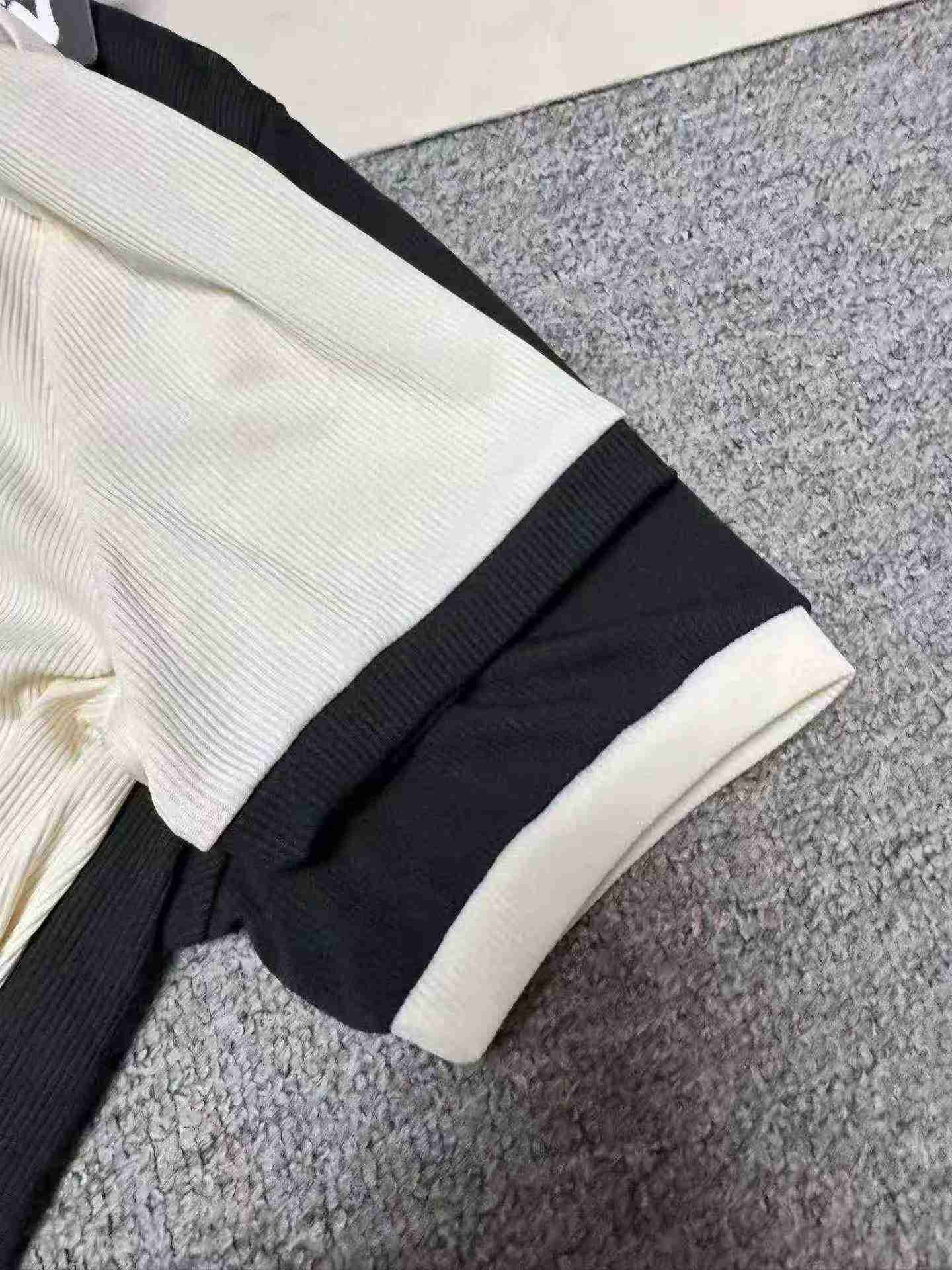 650 Pcs Atasan Lengan Pendek Slim Gaya Preppy Desain Sambung Model Dua Potong Palsu - Image 2