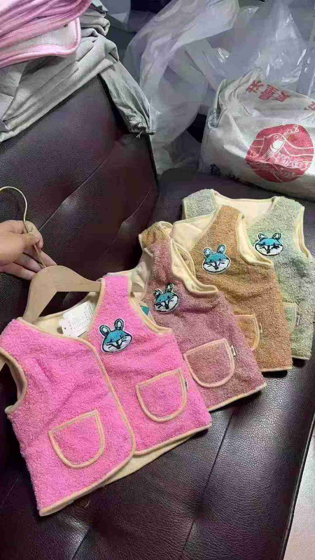 لڑکے اور لڑکیاں بچوں کے ٹیڈی فلیس پیڈڈ ویسٹ، سائز 80-100، 5200 ٹکڑے - Image 7