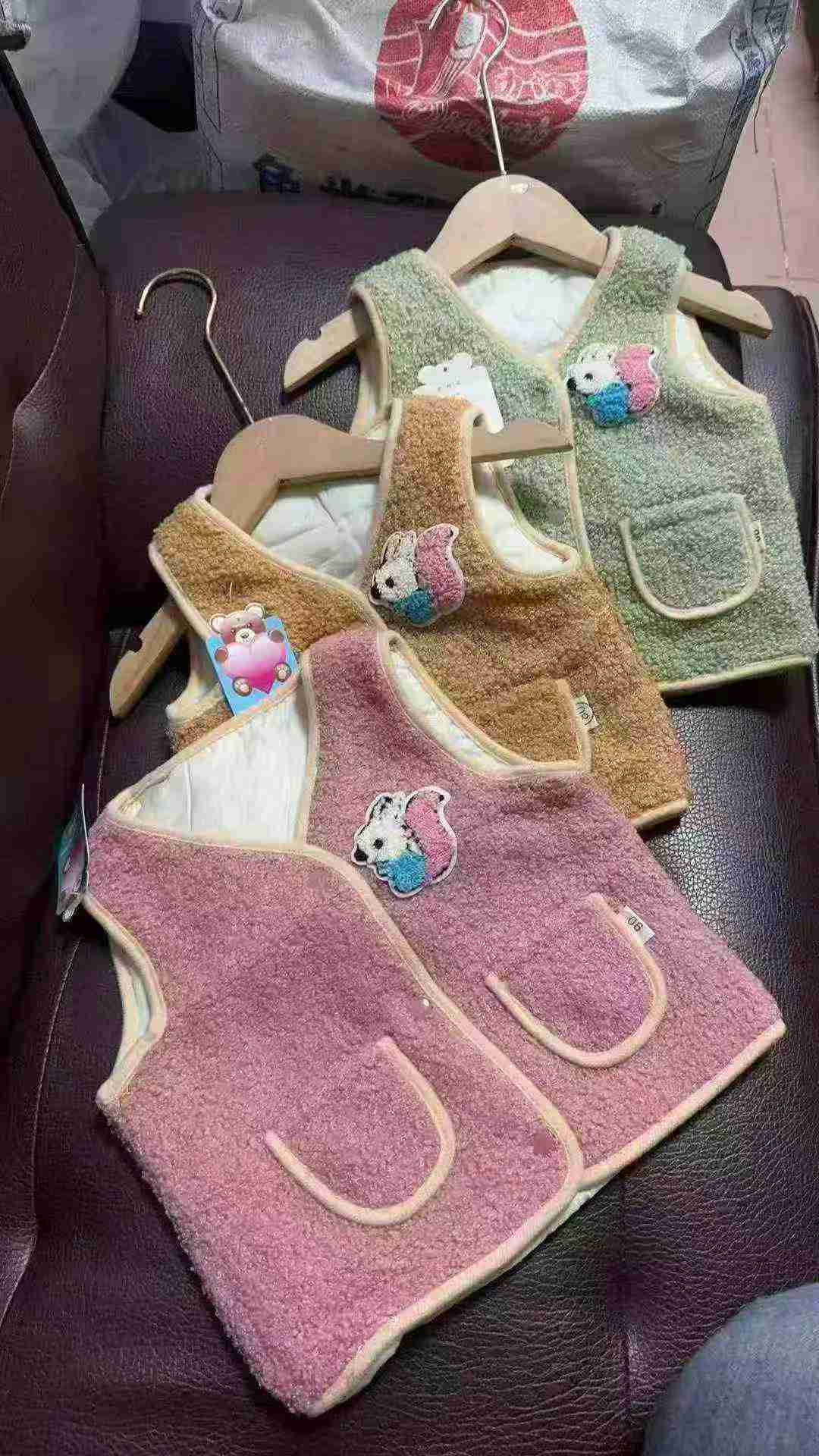 لڑکے اور لڑکیاں بچوں کے ٹیڈی فلیس پیڈڈ ویسٹ، سائز 80-100، 5200 ٹکڑے - Image 8