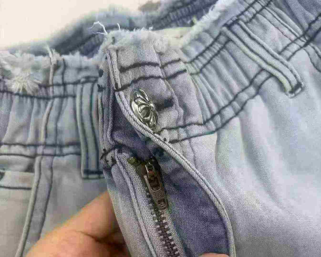 About 350 Pcs Casual Ripped Straight Jeans Size S-2XL - Image 3