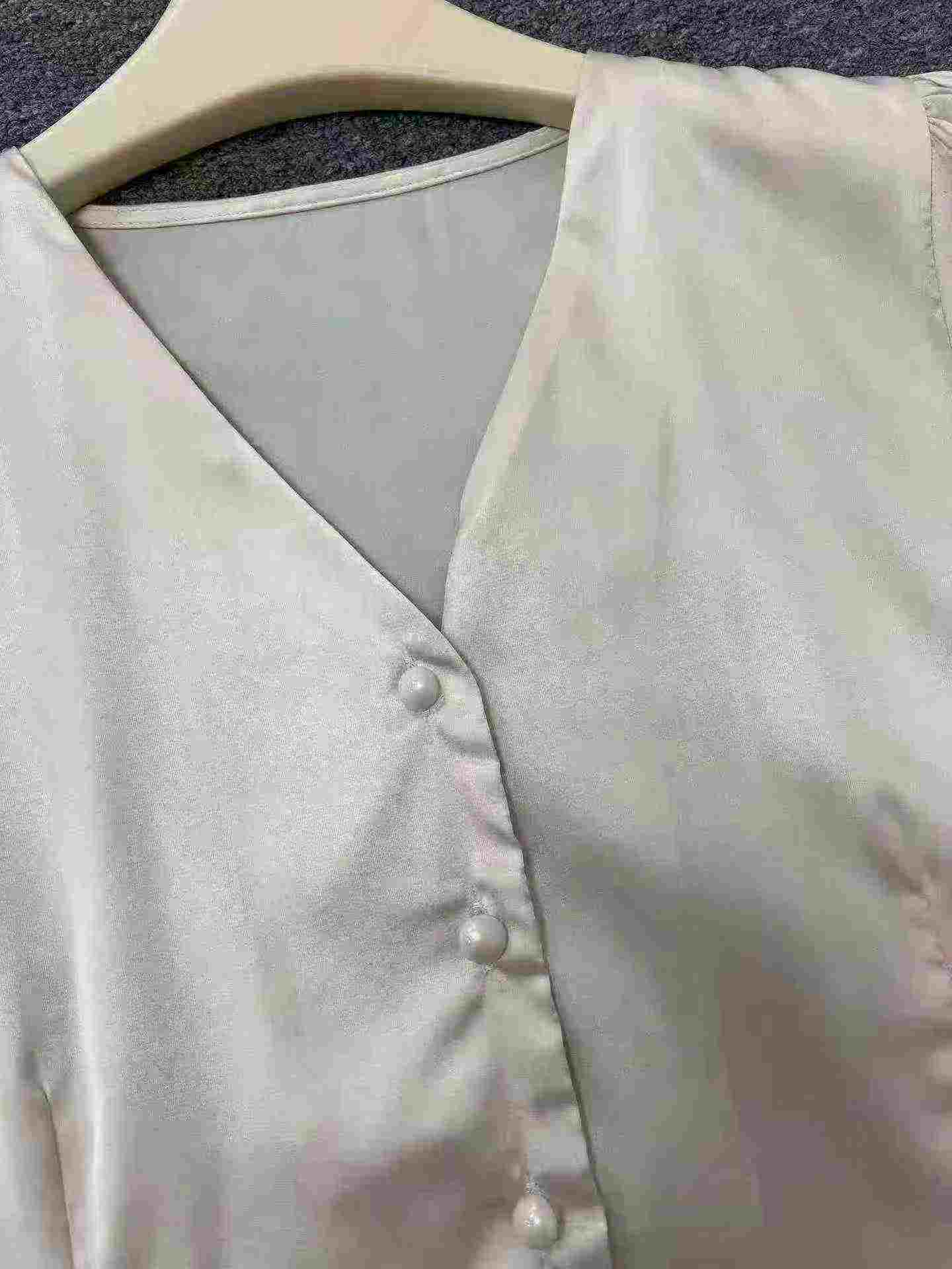 880 dona yuqori sifatli taqlid ipak modali ayollar bluzkalari, shampan rang, o'lchamlari S-XXL, alohida qadoqlangan - Image 7